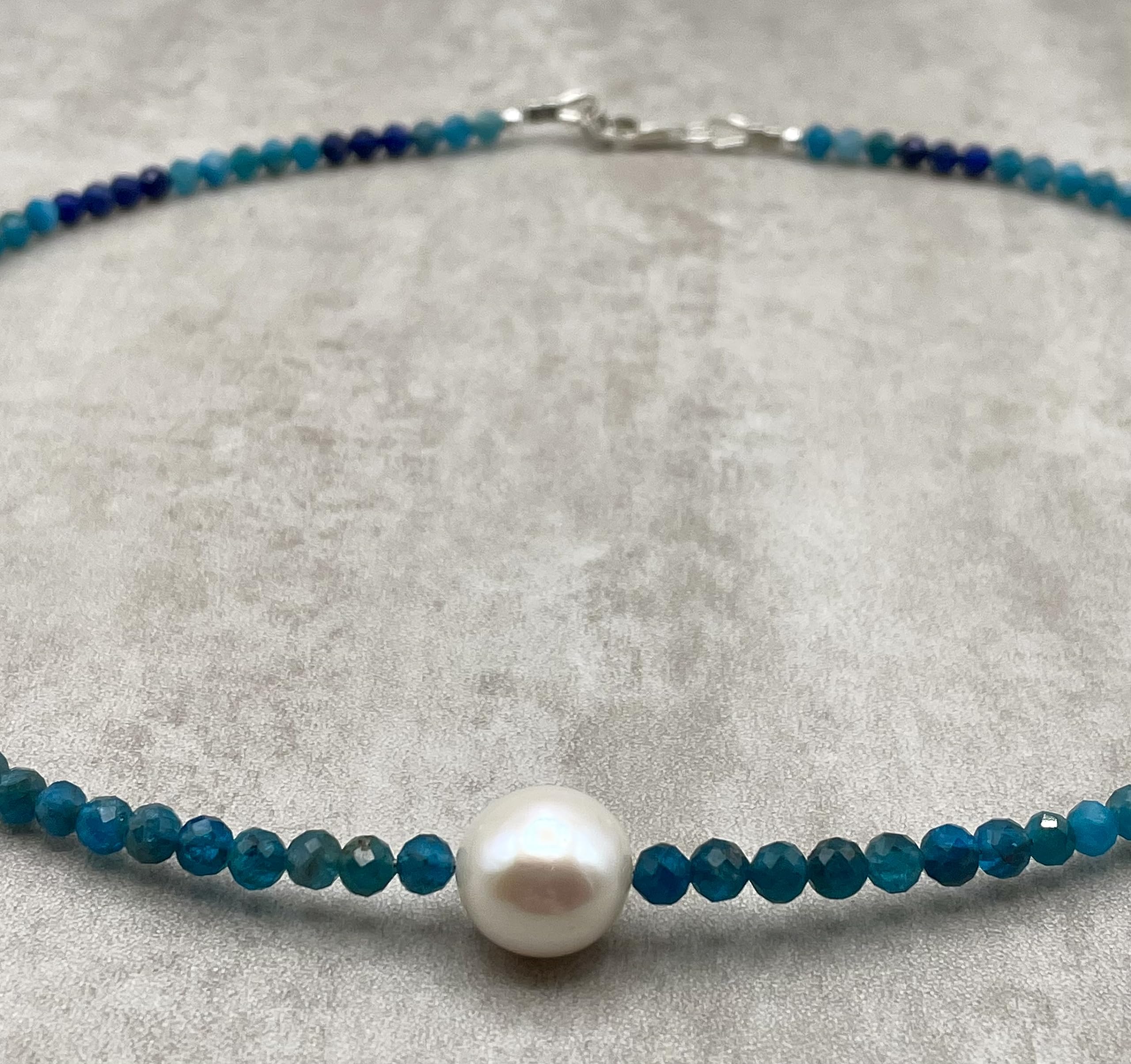 Collana con Apatite Blu e Perla Bianca Naturale, Girocollo con Piccole Pietre, Argento 925, Gioielli Italiani, Bijoux Estate, Made in Italy