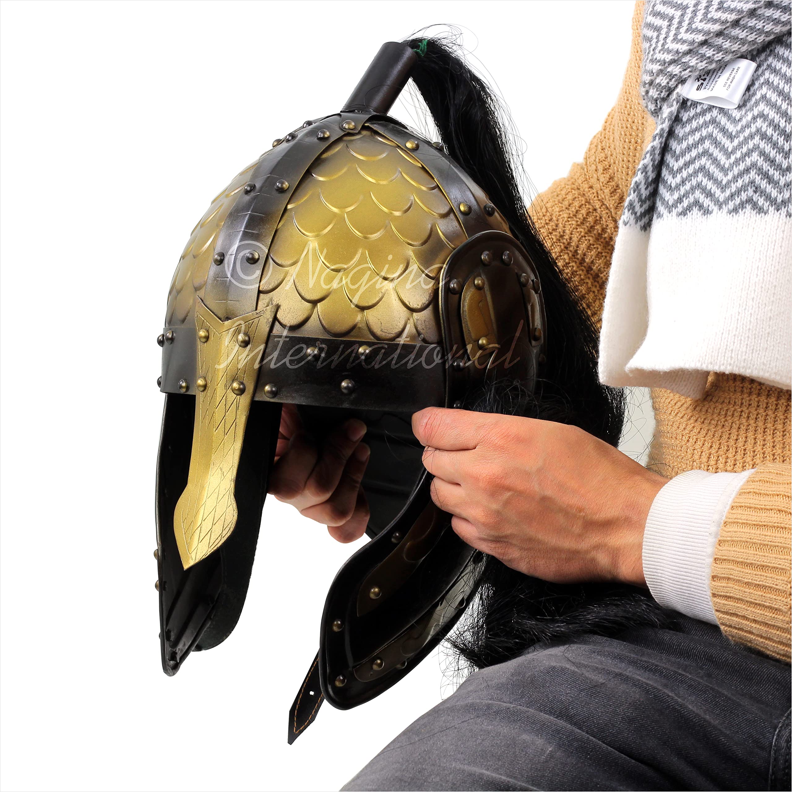 Casco nasal medieval | Superficie en relieve con aletas con acabado negro antiguo y bronce y correas de barbilla. Pelo negro y base de soporte de madera