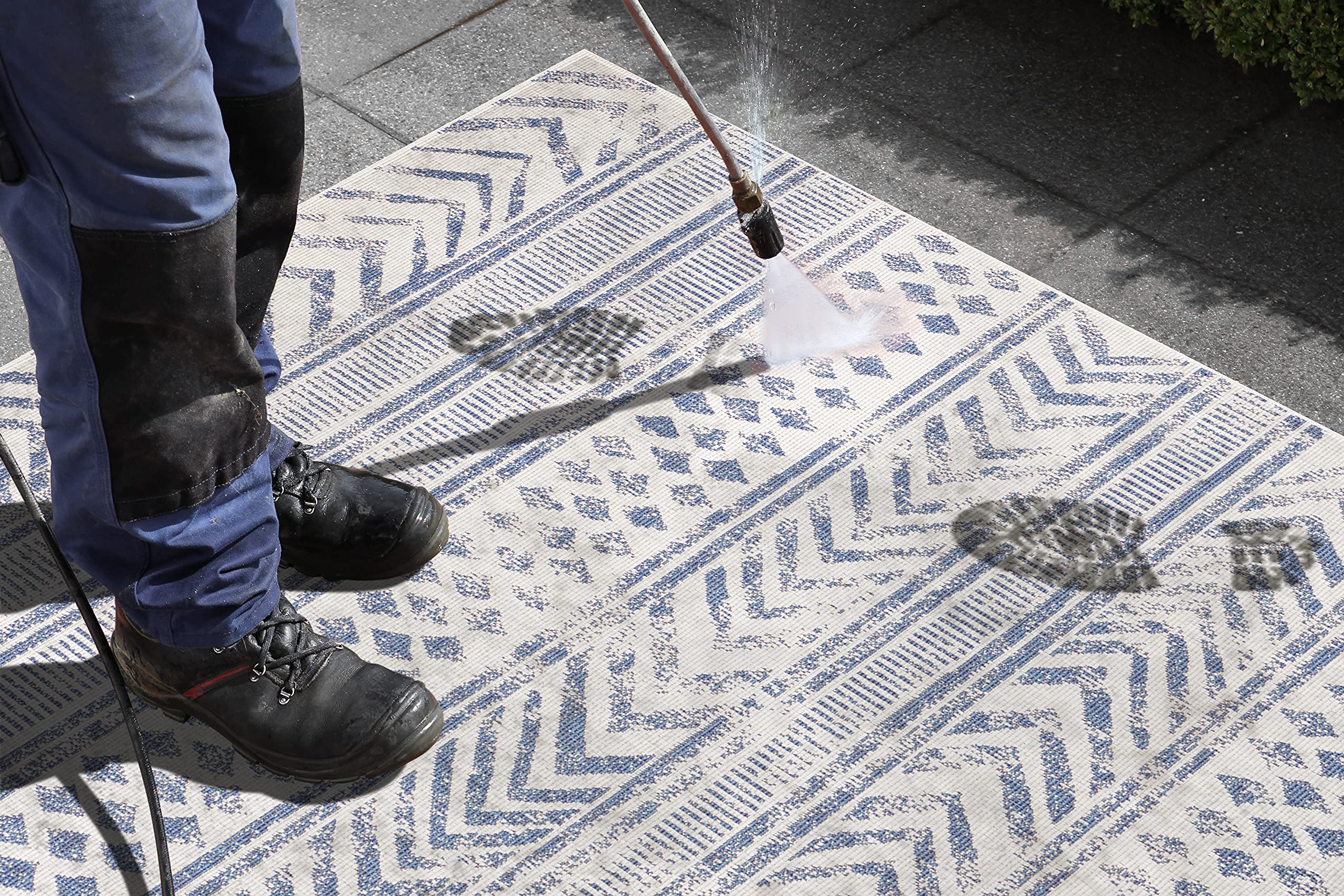 NORTHRUGS In- und Outdoor Teppich Biri 80x350cm - Wendeteppich Wetterfest Boho Style Vintage Design Läufer für Balkon Terrasse Garten Wintergarten Wohnzimmerteppich Wasserfest in Blau Creme