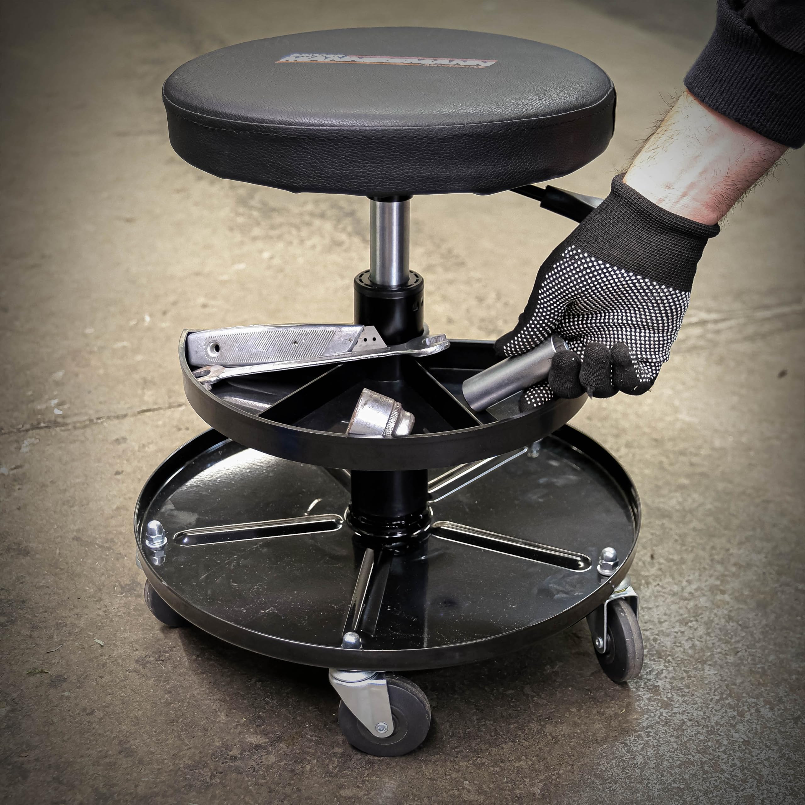 Brüder Mannesmann M00355 - Sgabello da officina, regolabile in altezza, con ripiano per attrezzi e seduta imbottita, per officina, garage e montaggio