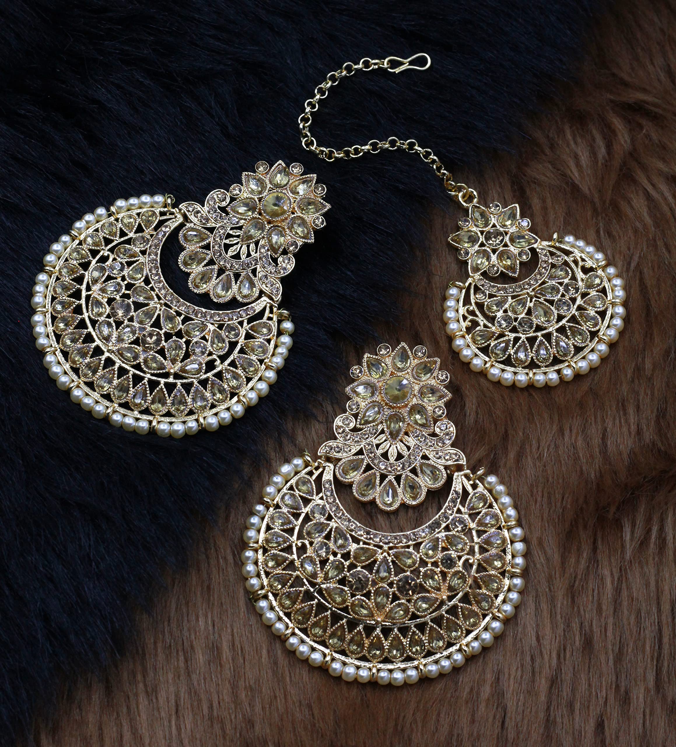 Samyuktha Wedding Collection - Orecchini Chandbali placcati oro con design floreale Maangtikka racchiuso con finto kundan e perle, set di gioielli in oro, metallo, senza pietre preziose, Metallo,