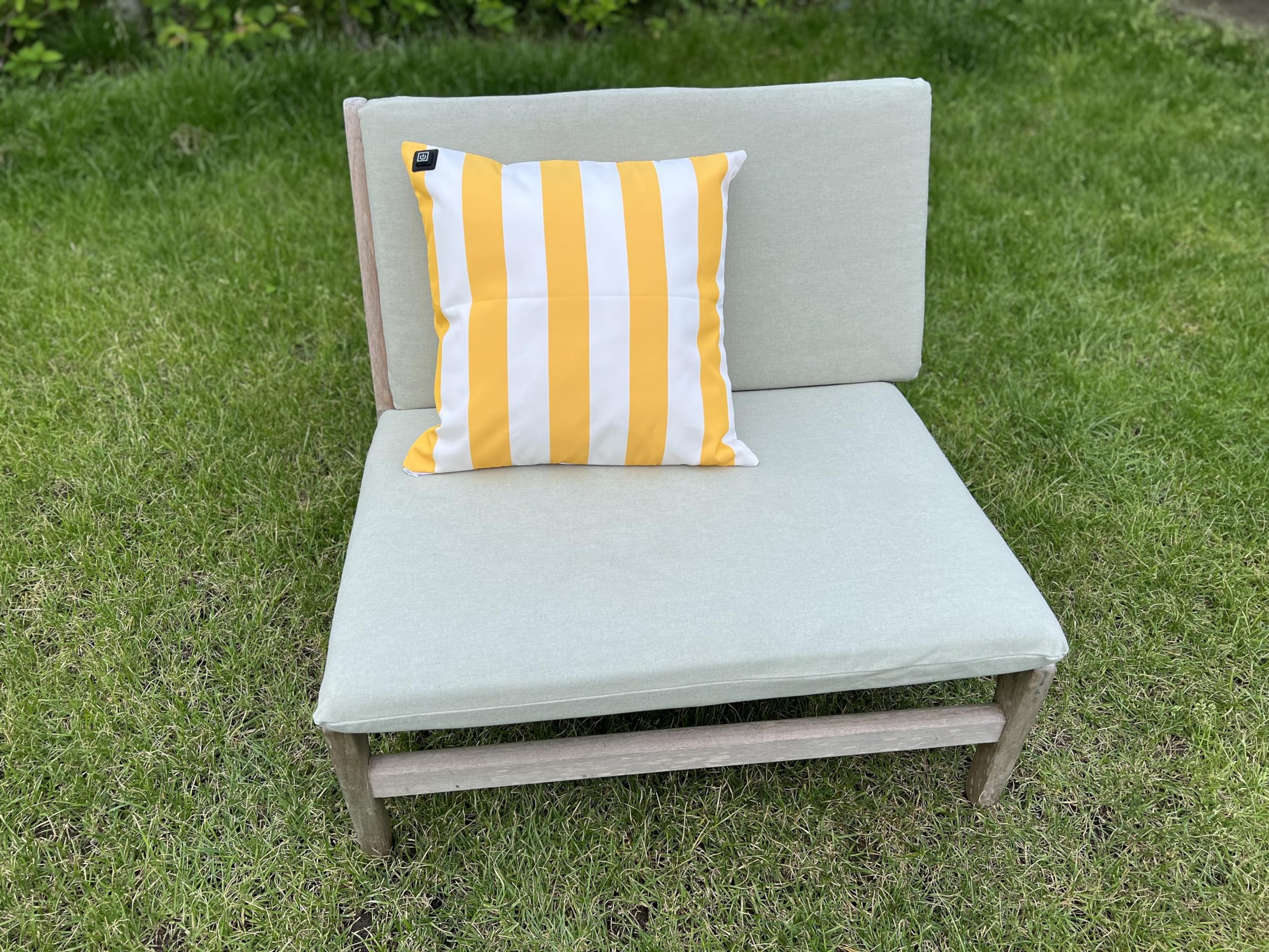 Beheizbares Gartenkissen, Outdoor Heizkissen 45x45 cm, Gelb mit Streifen, Wasserabweisend, UV-Beständig, 3 Heizstufen, Inkl. 10.000mAh Powerbank