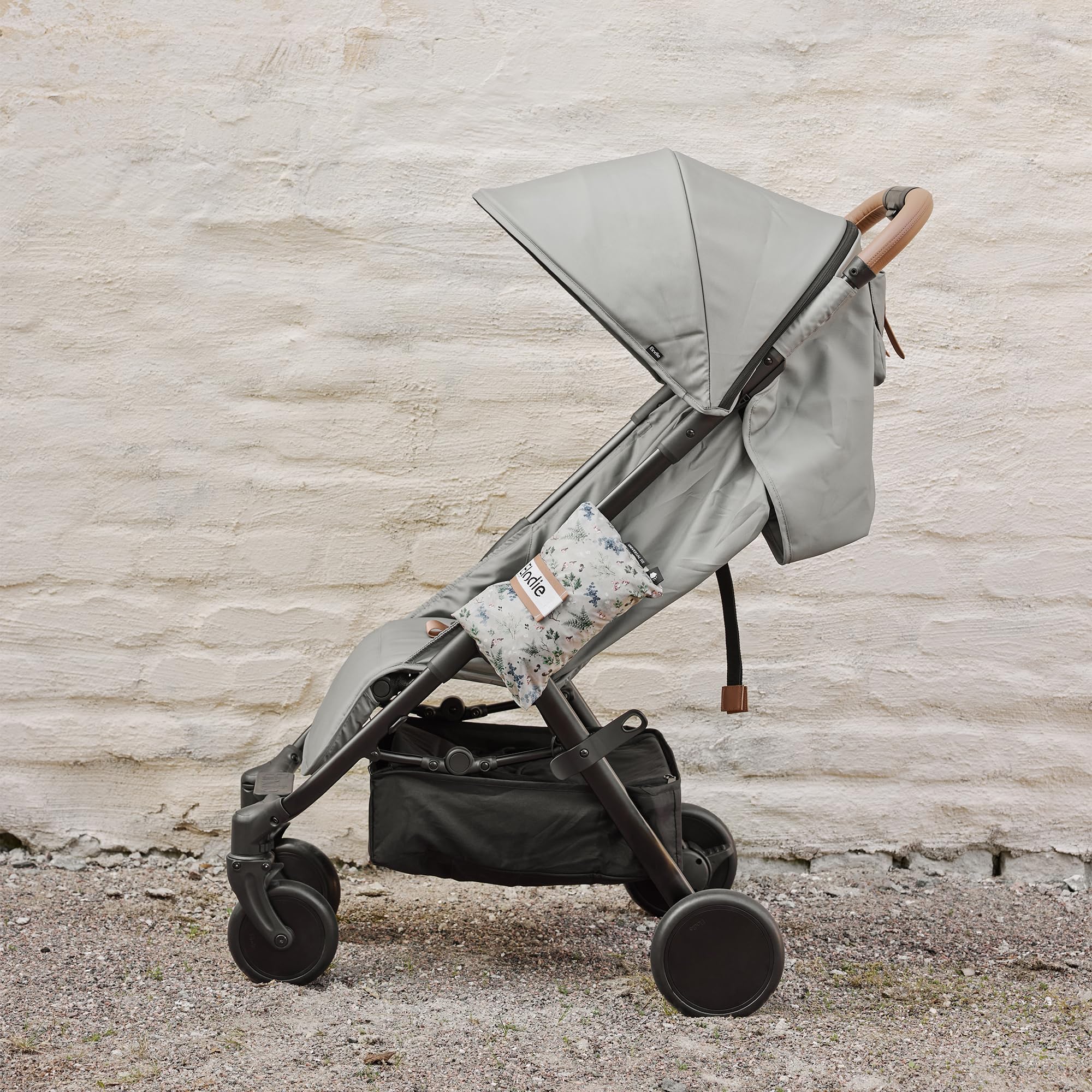 Elodie Details Regenschutz Kinderwagen Universal – Windschutz mit Sturmfenster, Sichtfenster, Aufbewahrungstasche, Luftzirkulation, schadstofffrei, kompakt, Buggy 100x105 cm, Fairytale Forest