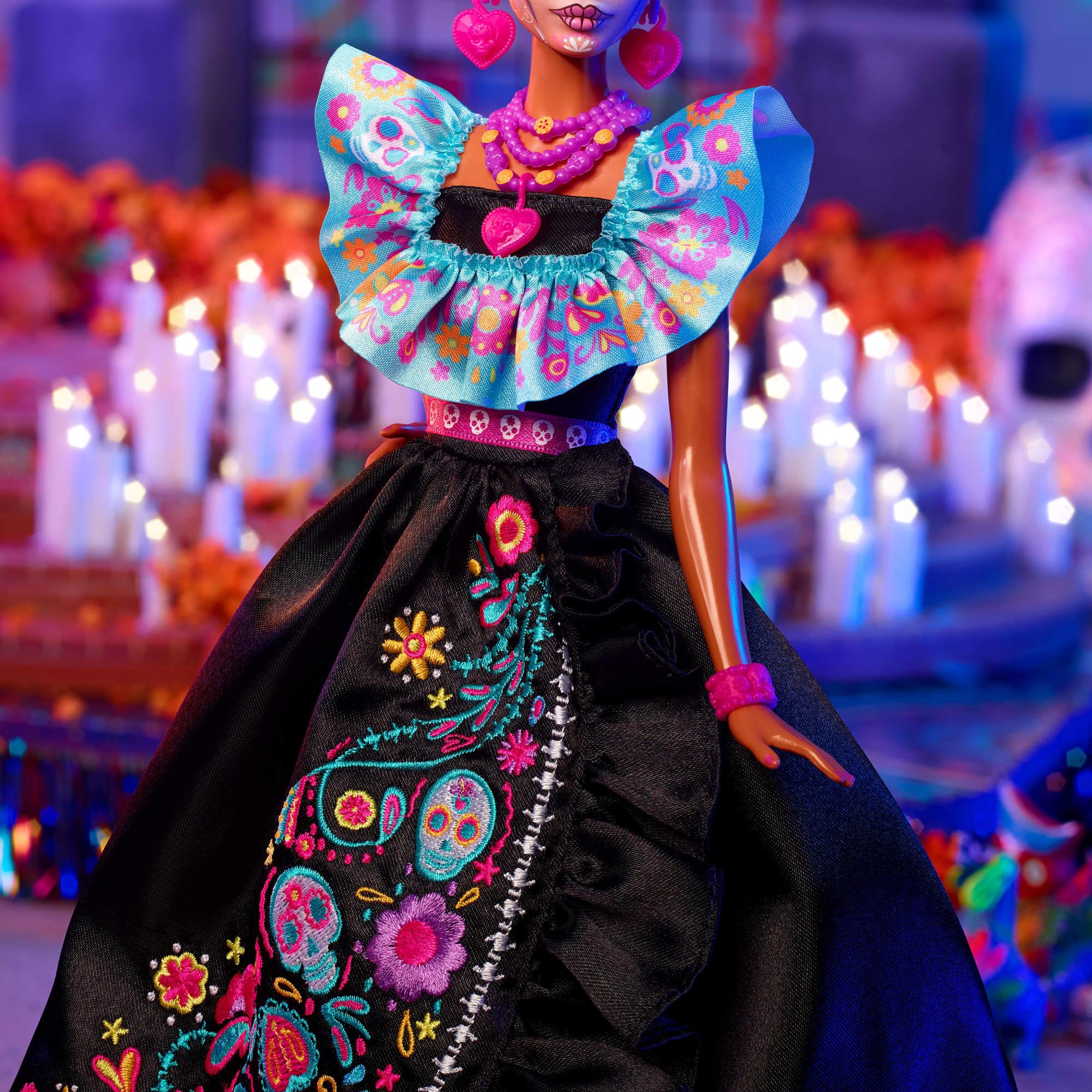 Barbie Signature Puppe, 2024 Día De Muertos Sammelfigur mit schwarzem Kleid mit blauem Rüschenoberteil, Stickereidruck und farbenfrohen Accessoires, HRM72