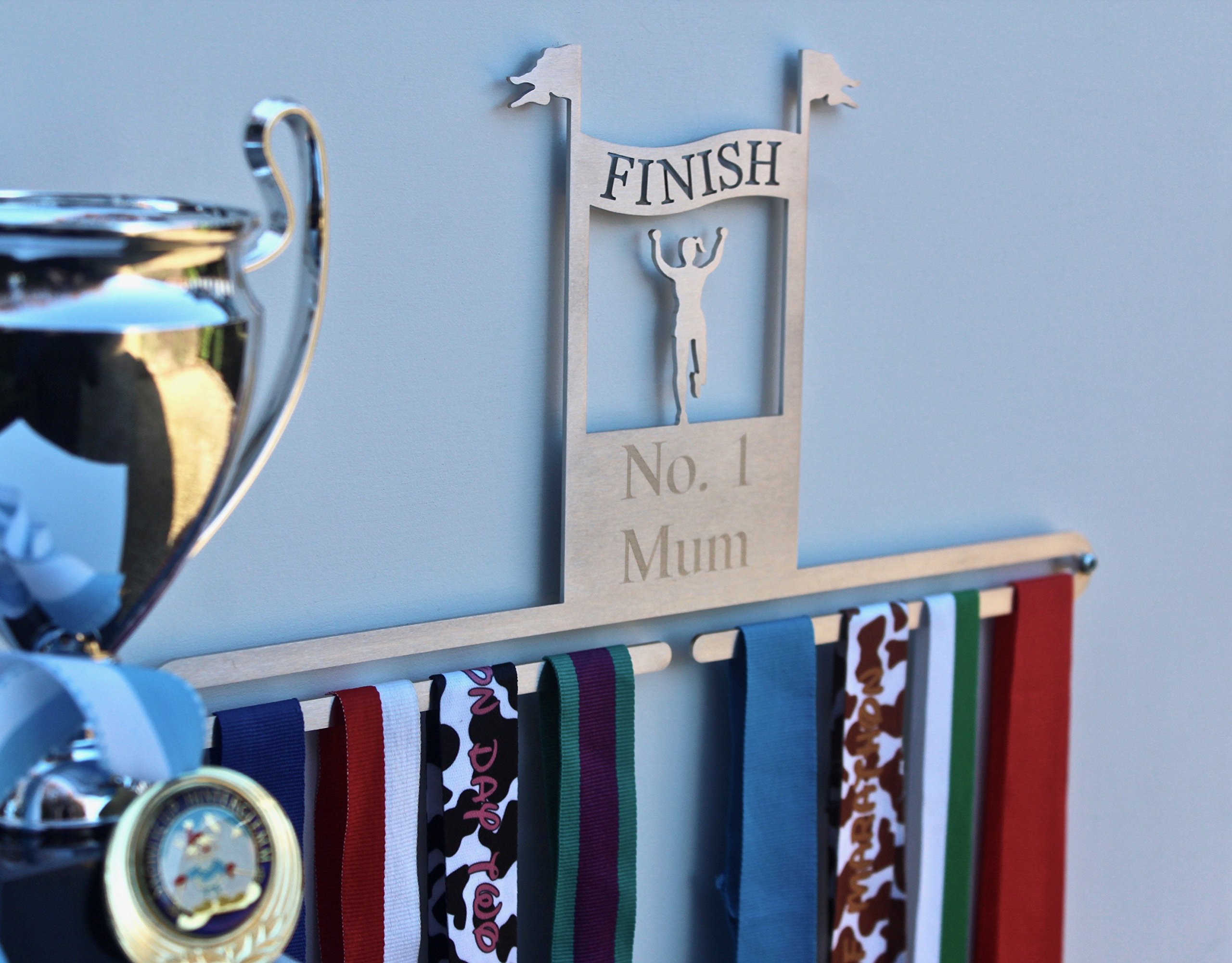 Medaillen-Aufhänger Female Finish Line, gebürsteter Edelstahl, hergestellt in Großbritannien