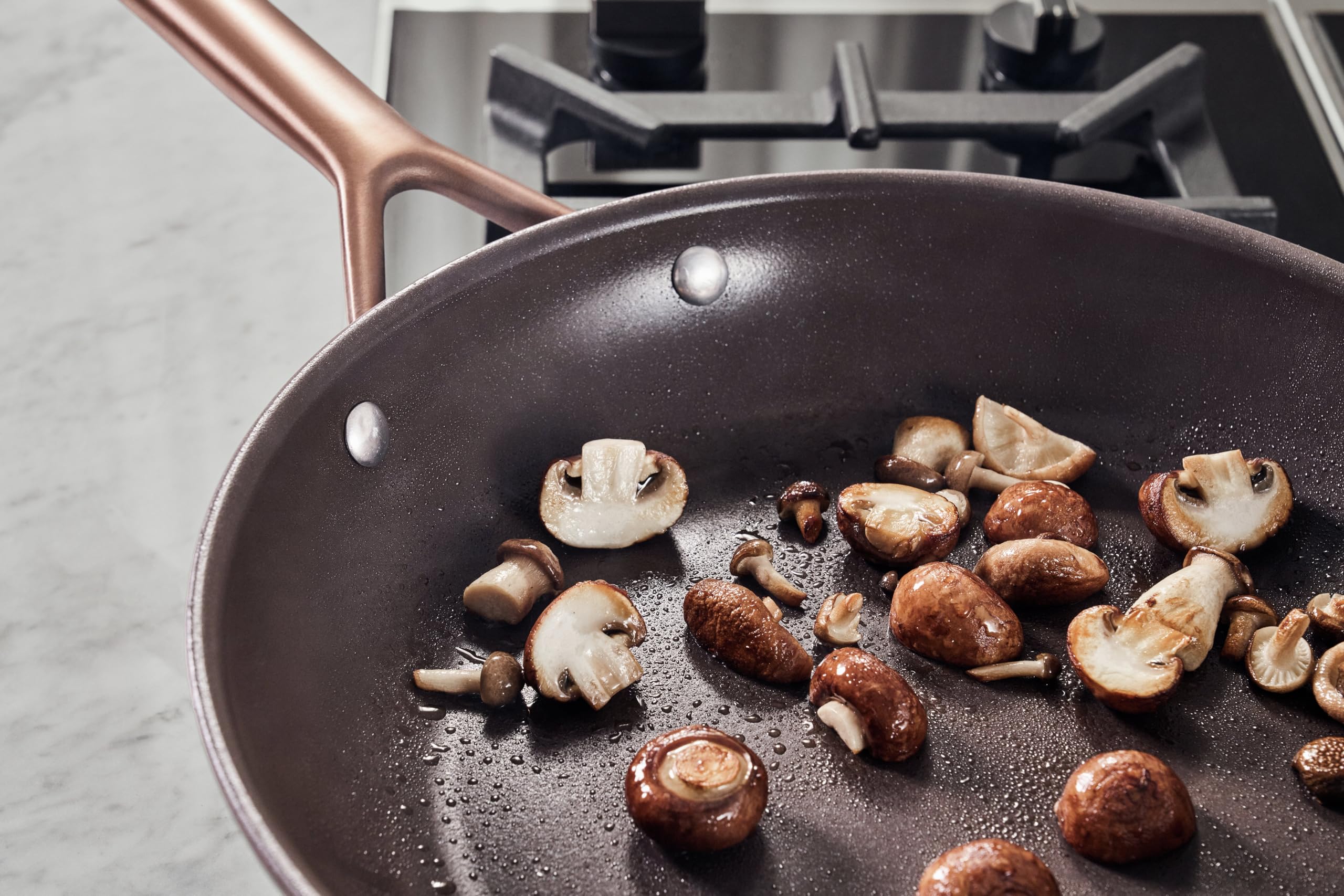 ZWILLING Milano Bratpfanne 28 cm, Aluminium, Keramik-Antihaftbeschichtung, hergestellt ohne PFAS, induktionsgeeignet, spülmaschinengeeignet, Made in Italy, braun