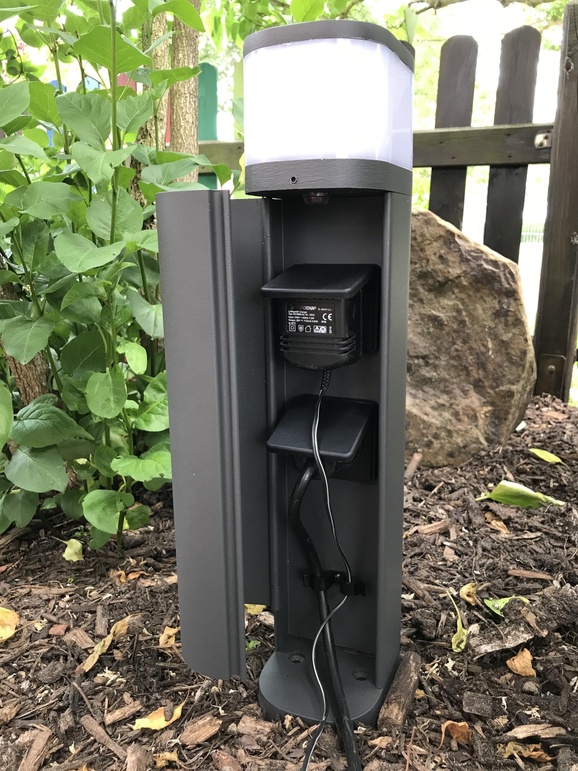 BOLD Lampa słupkowa z podwójnym gniazdkiem (czujnik zmierzchu, Smart Home)