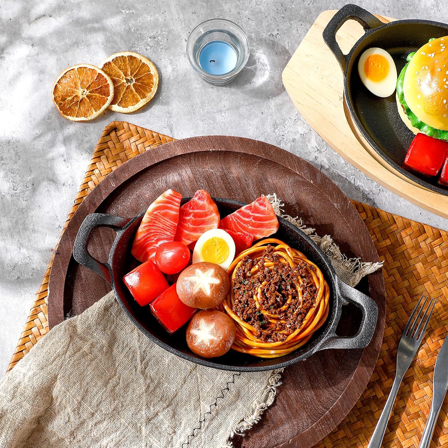 Mifoci 2 Pcs Mini Cast Iron Skillet with Wooden Base Small Cast Iron Fajita Plates Baker's Skillet Matte Black Pan Pot for Kitchen Restaurant Barbecue Dinner (8.5 x 6.1 x 1.7 Inches)