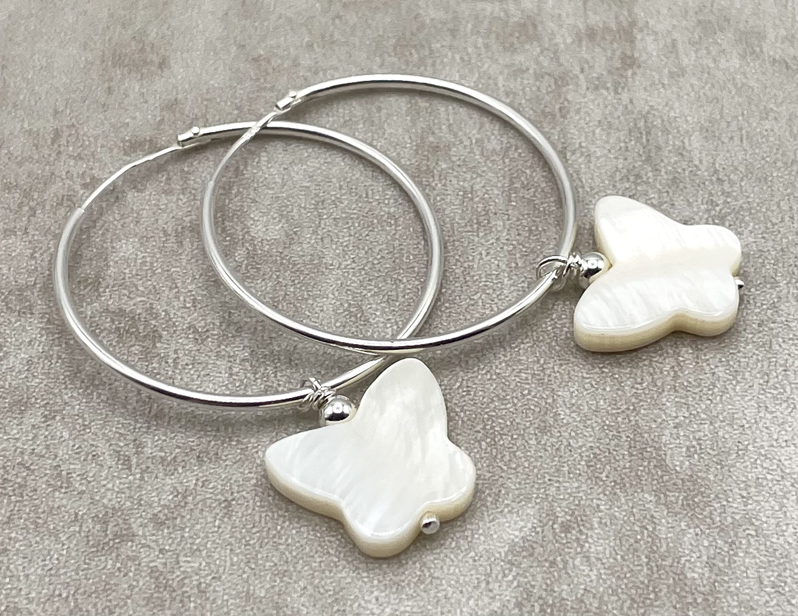 Orecchini con Farfalle in Madreperla, Cerchi Diametro 30 mm, Pendenti in Argento 925, Gioielli Estate, Bijoux Minimalisti, Made in Italy,