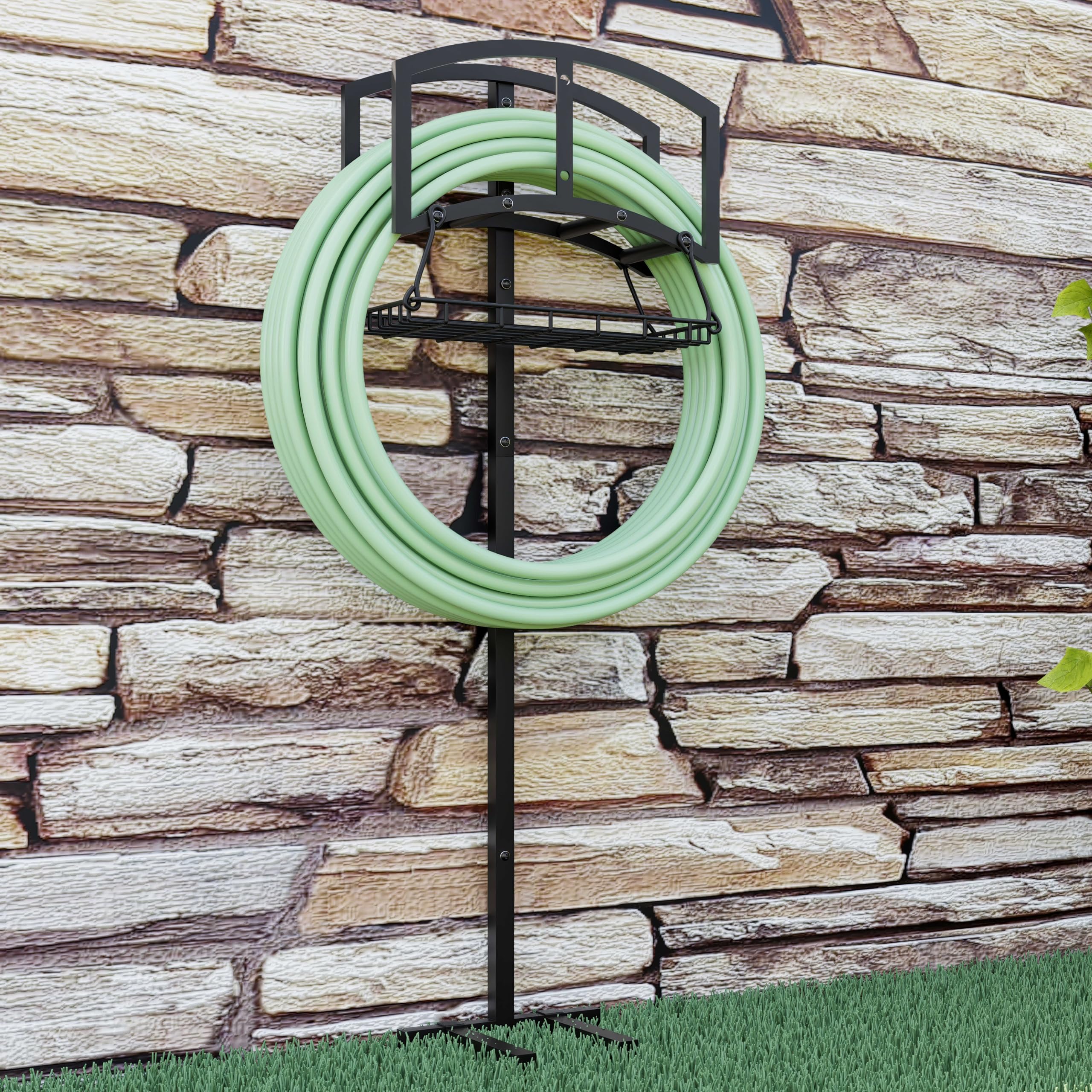 Soporte para manguera de jardín con cesta de almacenamiento, organizador de manguera independiente resistente, recubierto de polvo negro, diseño desmontable con capacidad para manguera de 150