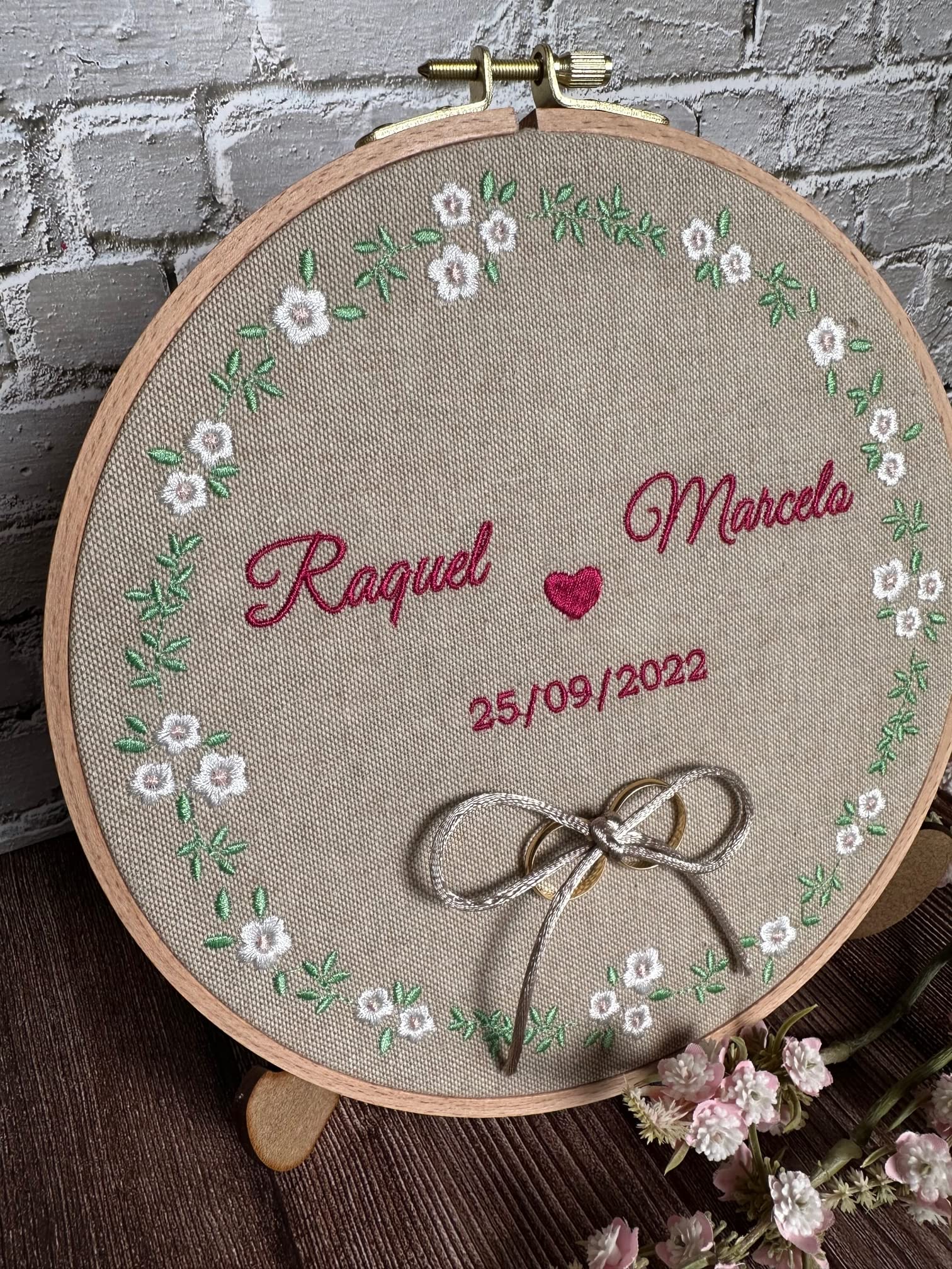 Porta Alianzas de 23 cm, Bordado Personalizado con Nombres y Fecha, con Cordel para Anudar los Anillos, Fabricación Española