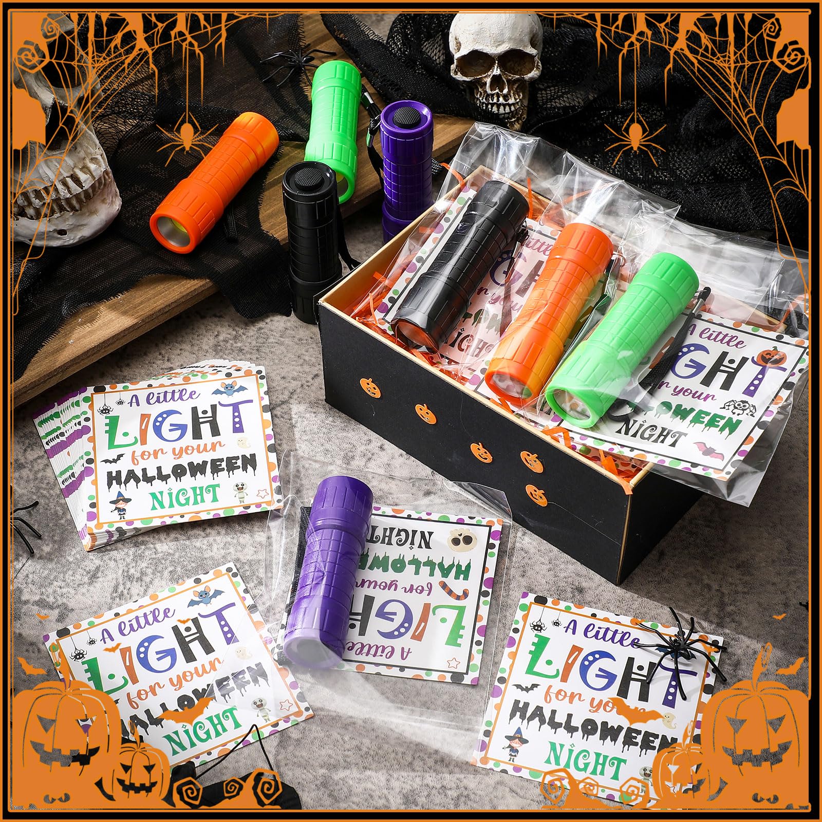 Flutesan 24 Sets Halloween Geschenke Bulk Taschenlampen Set mit ein wenig Licht für Halloween Nachtkarten 9 LED Handlichter mit OPP-Beutel für Gastgeschenke