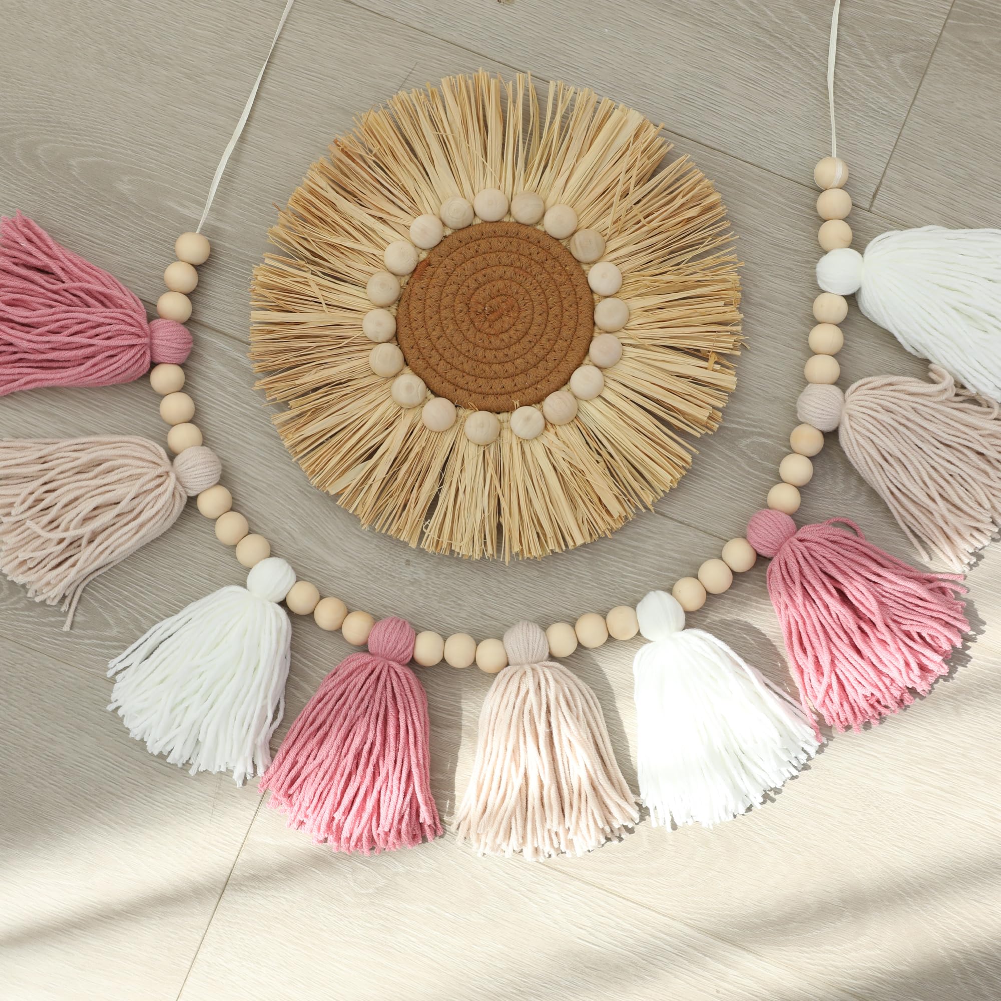 Guirnalda de borlas de lana rosa caqui blanca con cuentas de madera para baby shower