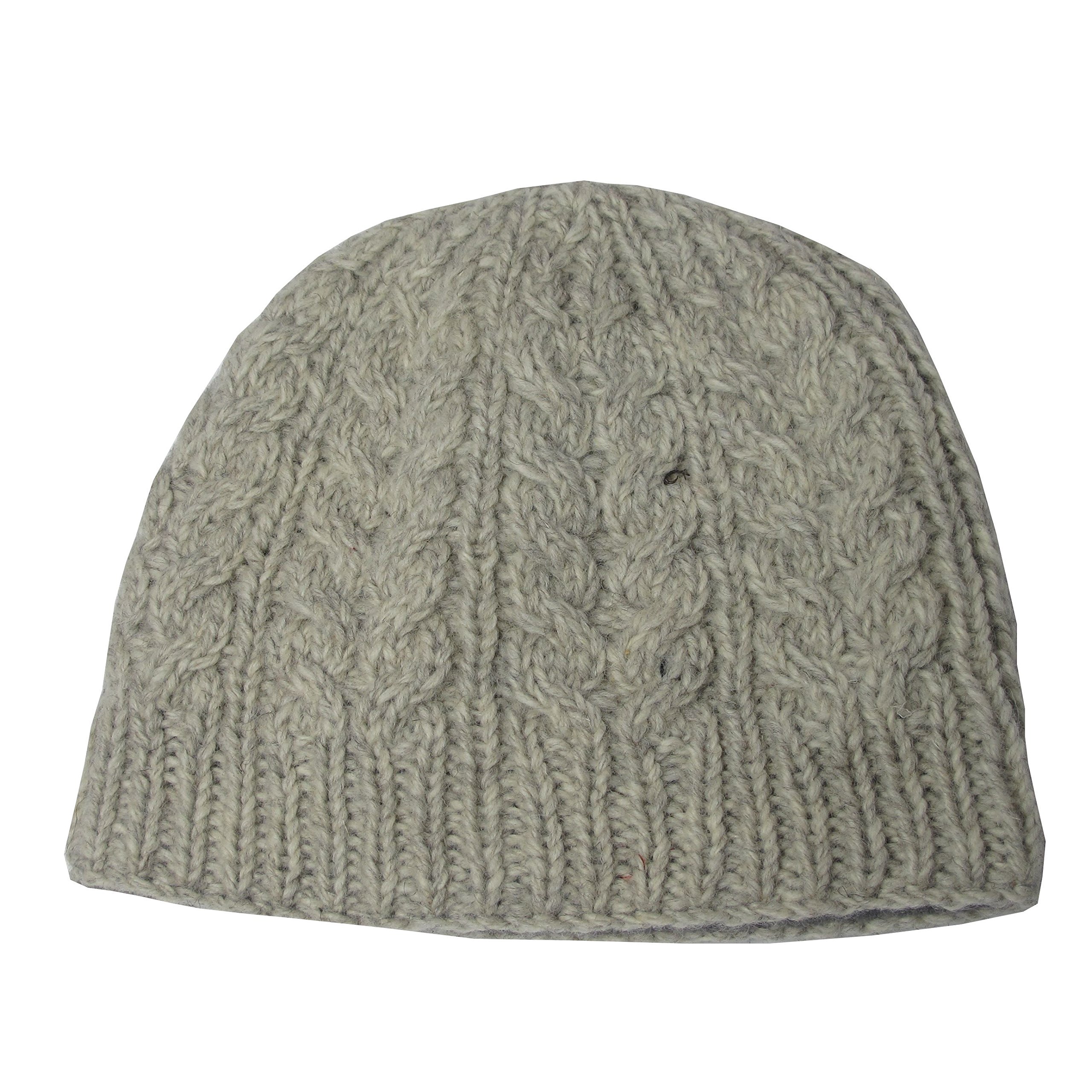 Irische Wollmütze mit Aran Strickmustern. Hellbeige.
