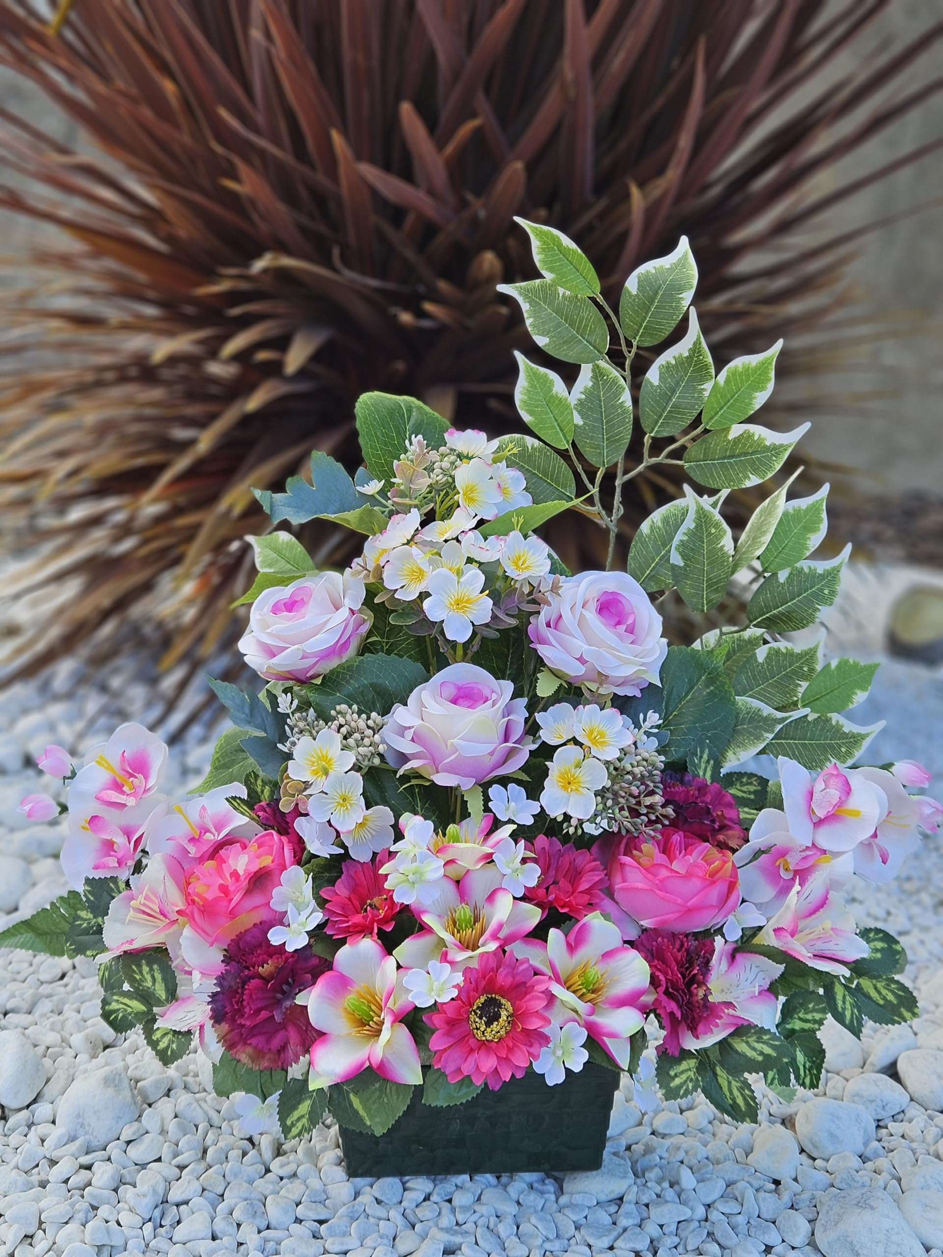 Composition de Fleurs Artificielles, Lesté Ciment Pour Une Très Bonne Tenue à L extérieur. Réalisé par Nos Soins, Fleurs de Qualité