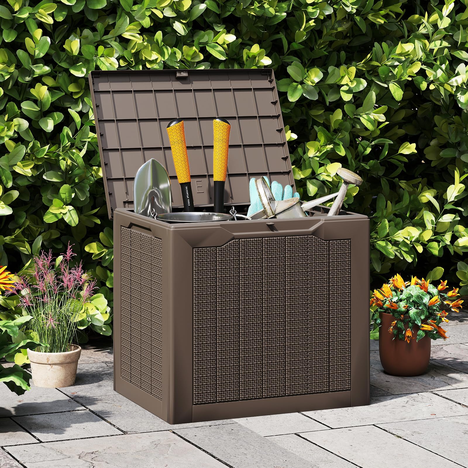 GOPLUS Caja de Cubierta Impermeable, Mesa Auxiliar de Patio de 106 L con Tapa Bloqueable, Superficie Estilo Mimbre, Caja de Almacenamiento para Herramientas de Jardinería, Cojines, Piscina (Marrón)