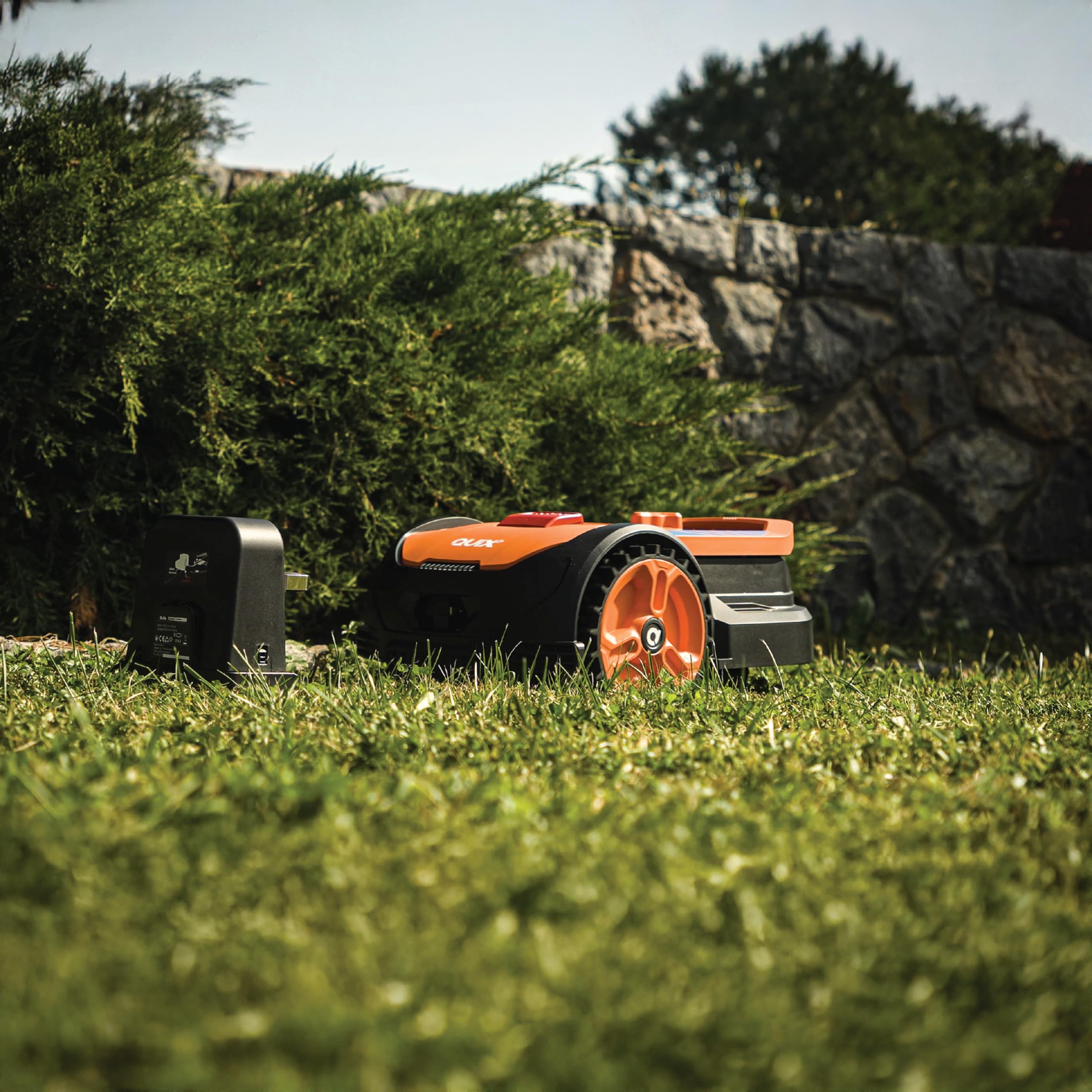 VILLAGER QUIX XS - Robot tosaerba compatto da 18 V a batteria fino a 300 m² - 160 mm di larghezza di taglio, altezza di taglio 20-50 mm, sensore di pioggia, protezione PIN, stazione di ricarica auto