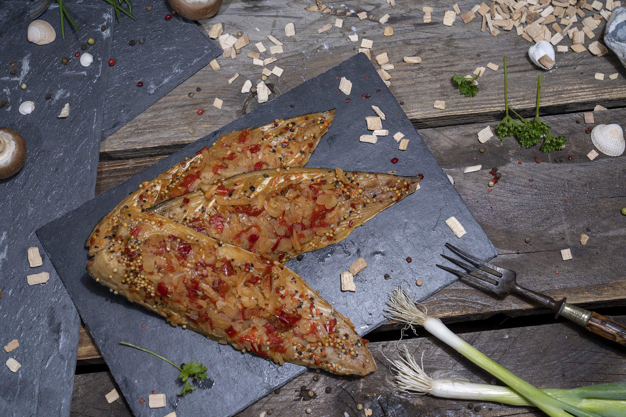 GreetFish Makrelenfilet Zwiebel, über Buchenrauch geräuchert, Makrelenfilets mit Zwiebel, 1000g (6-10 Stück)