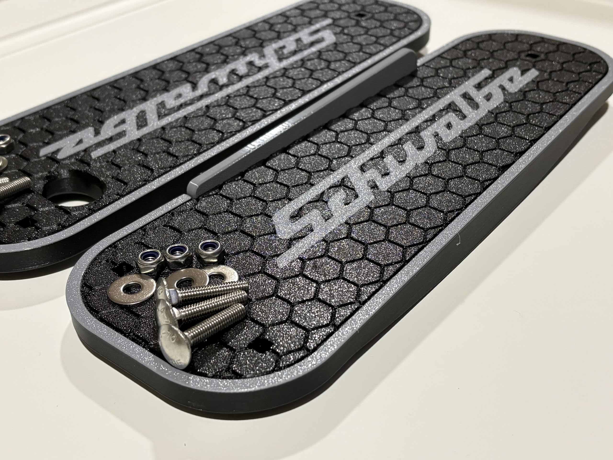 Trittbrett Set für Simson Schwalbe KR51 aus Kohlefaserkunststoff, 3D-gedruckt, witterungsbeständig, extrem stabil, mit Edelstahl Schrauben, Scheiben und Muttern, Aufschrift Schwalbe grau