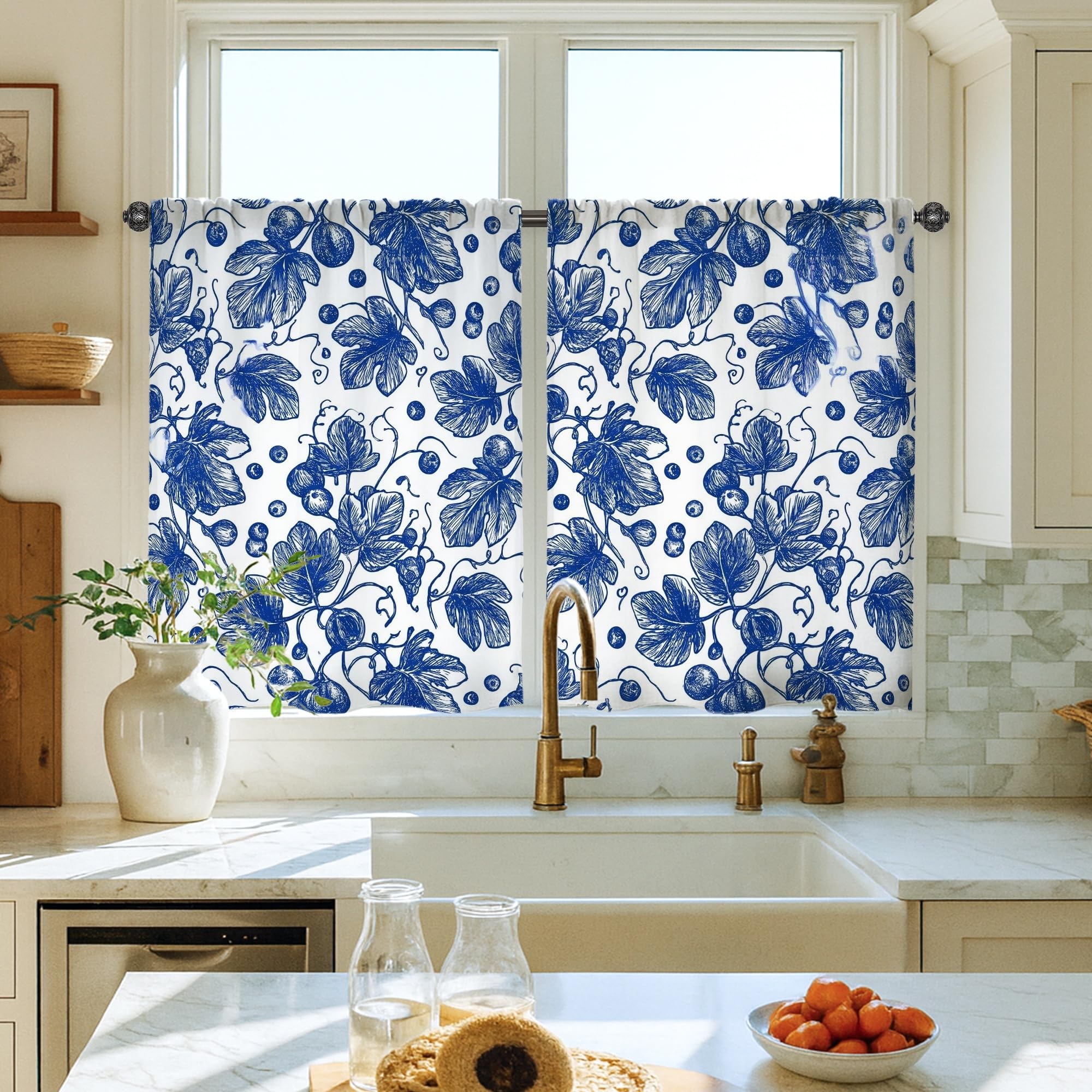 Rideaux de cuisine bleu et blanc style vintage pour habiller la fenêtre de votre camping-car