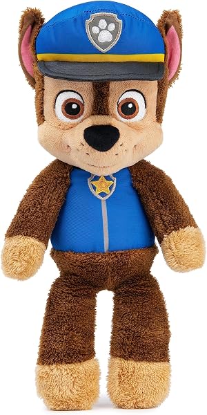 Gros plan sur la peluche Chase de la Pat' Patrouille, mettant en évidence la texture douce du tissu et la taille des pattes.