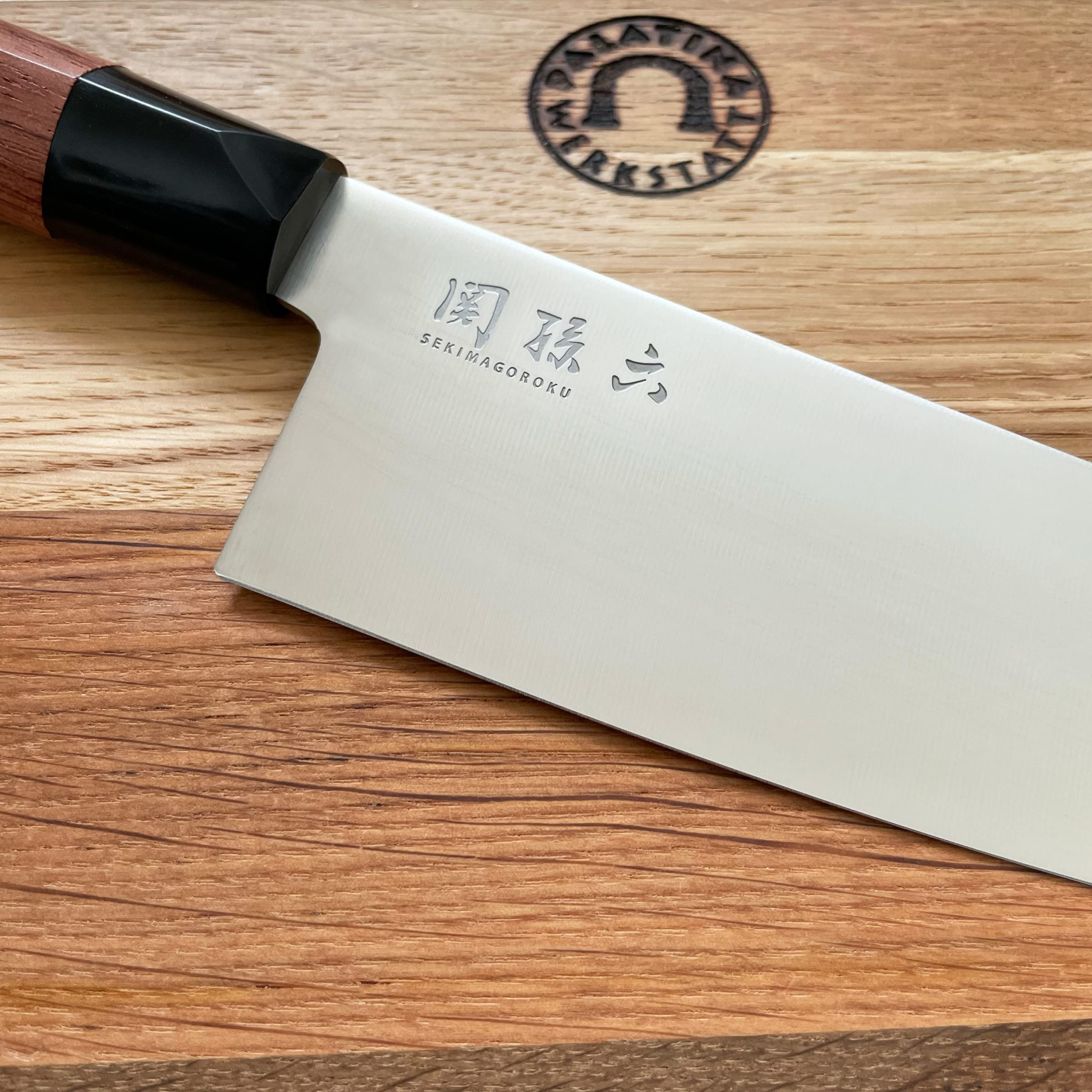 KAI Seki Magoroku MGR-200C - Cuchillo de cocina (hoja de acero inoxidable de 20 cm y tabla de cocina de 30 x 18 cm), color rojo