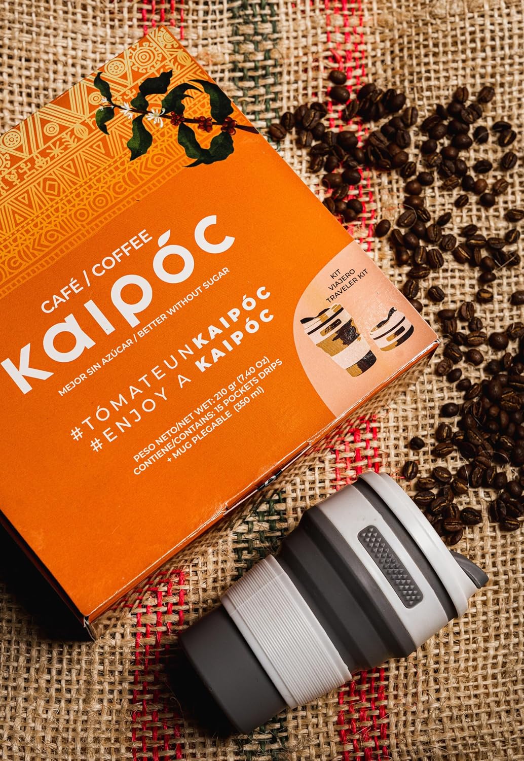 Kaipóc Traveler Kit: 15 ground Colombian coffee coffee drips and a 350ml foldable mug, medium-high roast, ready to brew with hot water, flavors of hazelnut, fruit, and chocolate, ideal for travel.