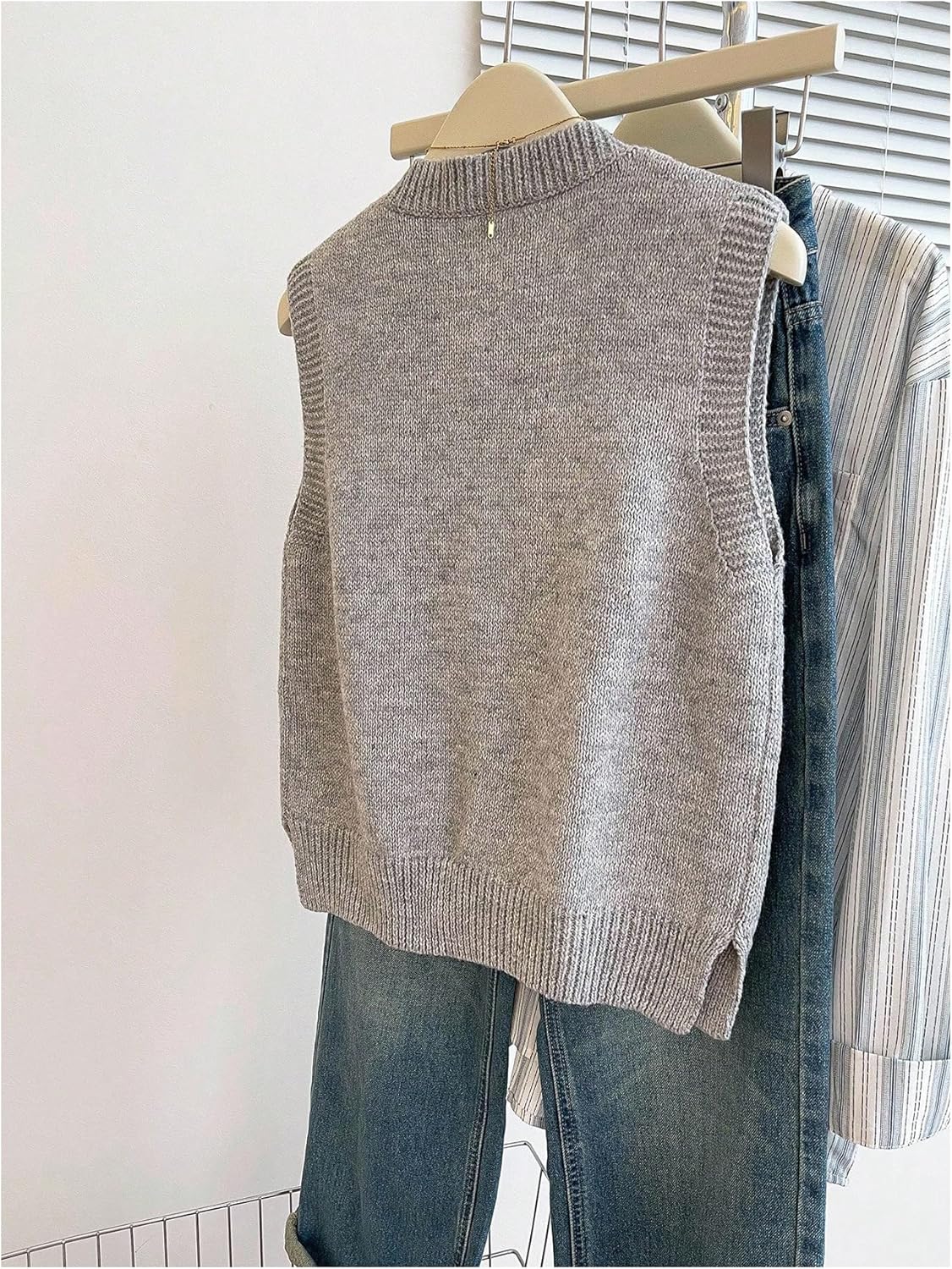 Verdusa Women's Button Front Sweater Vest Old Money Sleeveless Knitted Tops - Image 3