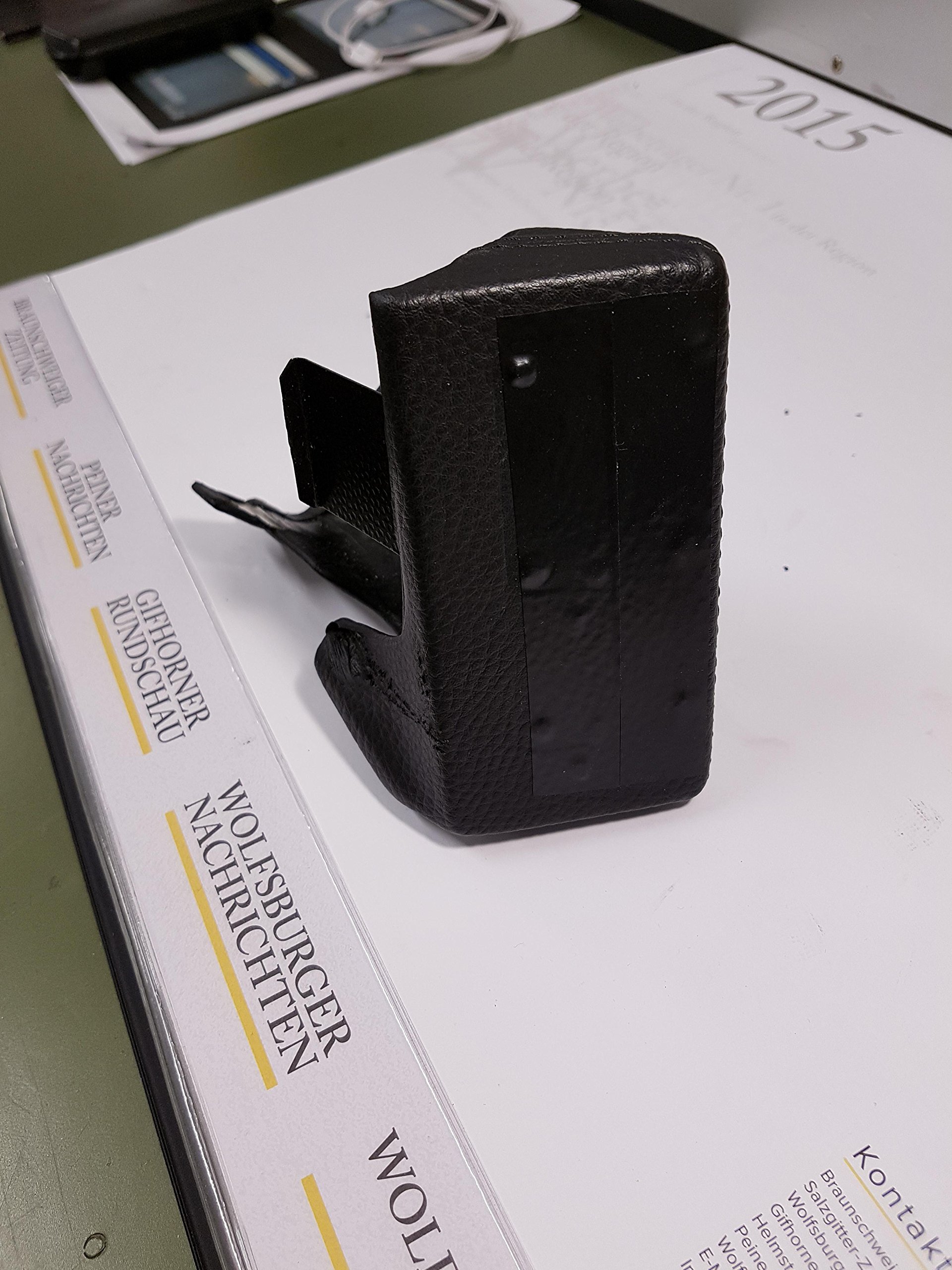 KUDA Uchwyt na telefon komórkowy pasujący do Audi TT od 09/2006 - konsola telefoniczna do smartfonów, telefonów komórkowych, nawigacji i innych – konsola ze sztucznej skóry, czarna, 093465