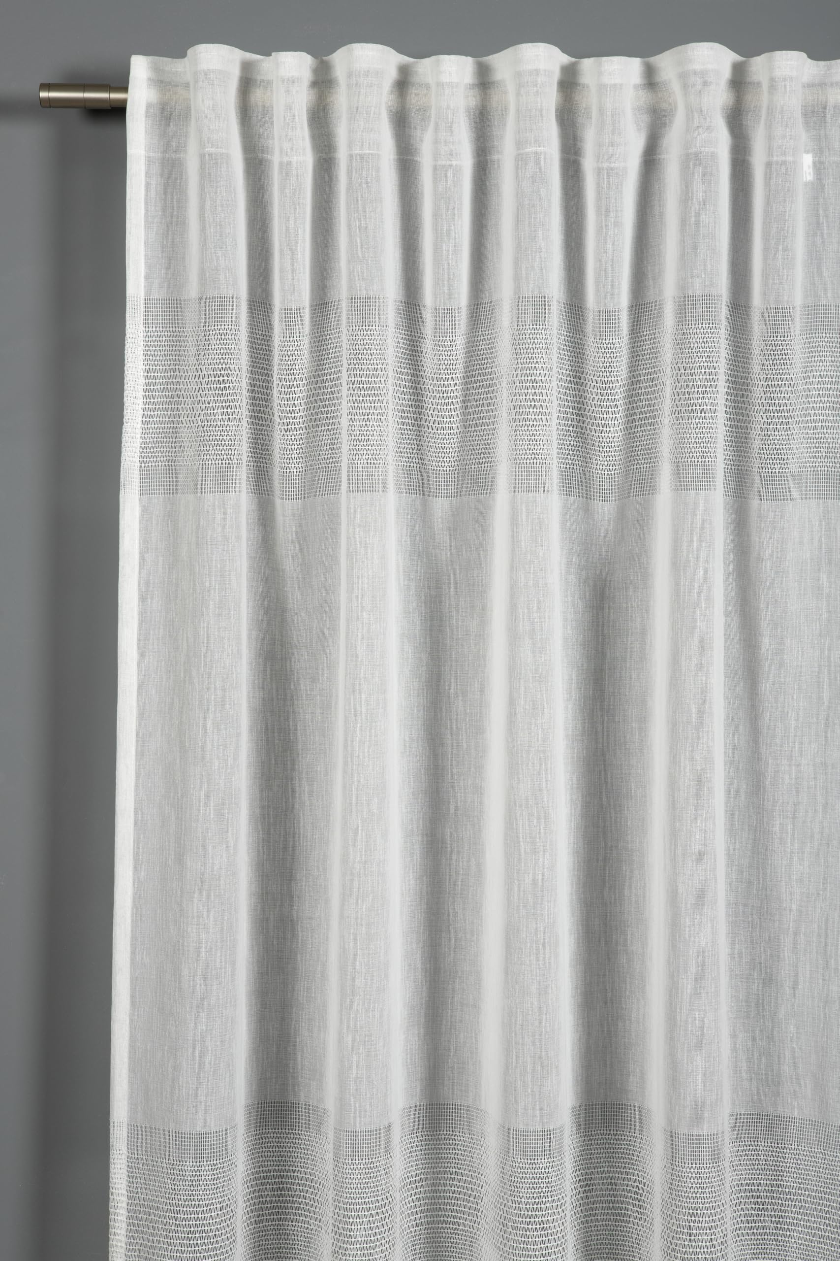 Sehlbach Fertiggardine mit Gardinenband, Etamine Querstreifen, Weiß, 140 x 245 cm Gardinen, Lichtdurchlässig, Blickdicht, Trendiges Dessin, Perfekter Faltenwurf, Öko-Tex Zertifiziert