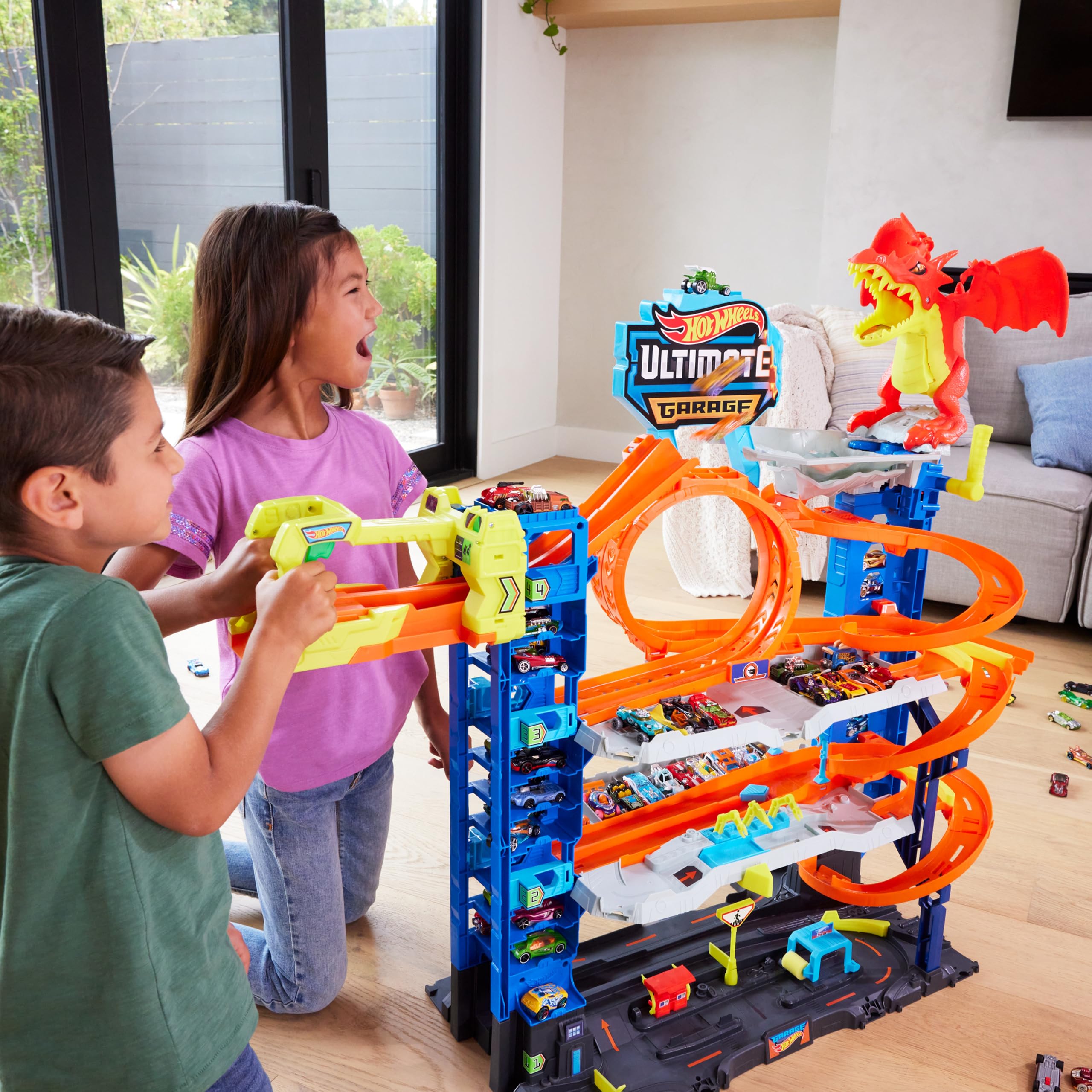 Hot Wheels Let's Race Netflix - Ultimative Garage - Mehrere Ebenen Parkgarage, 3ft hoch, mit 2 Die-Cast-Autos, ab 5 Jahren, Rennspaß, Stunt-Abenteuer, Drachenkampf, Autowaschanlage, Fahrstuhl, HKX48