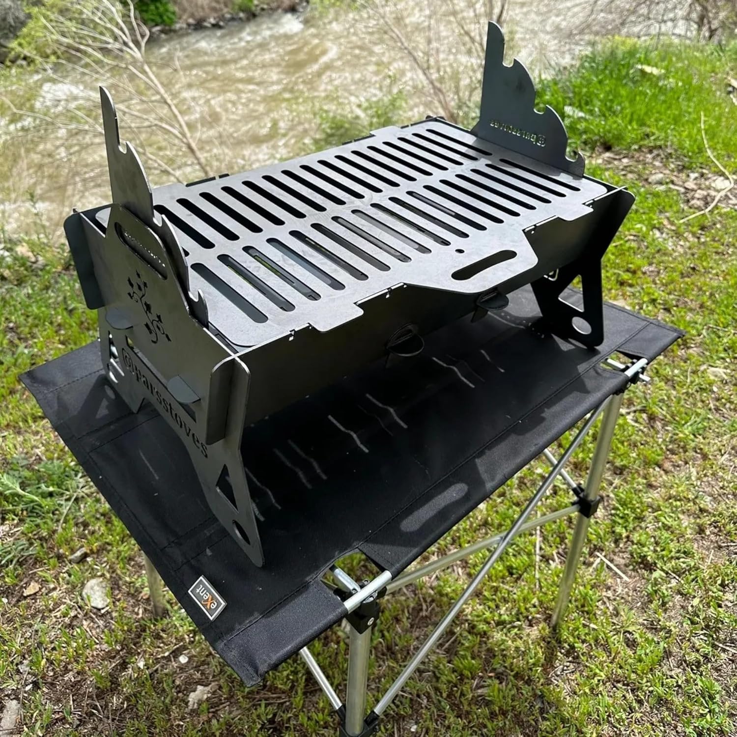 Foldable Charcoal Grill with 20x12 in (50x30 cm) Cooking Surface
