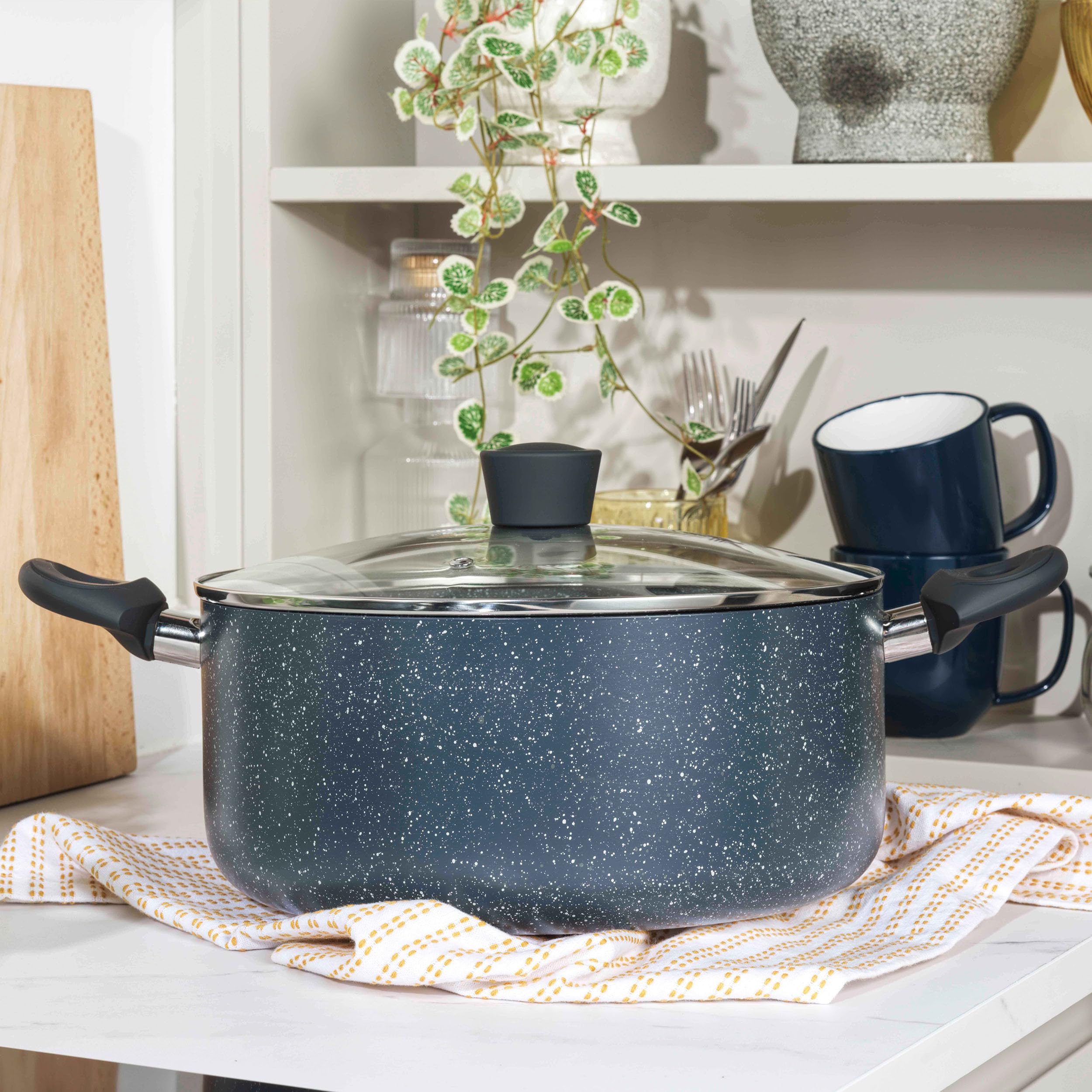 Garnek z tłoczonego aluminium z nieprzywierającą powłoką Russell Hobbs RH00849EU z niebieskim marmurkowym wykończeniem, 24 cm