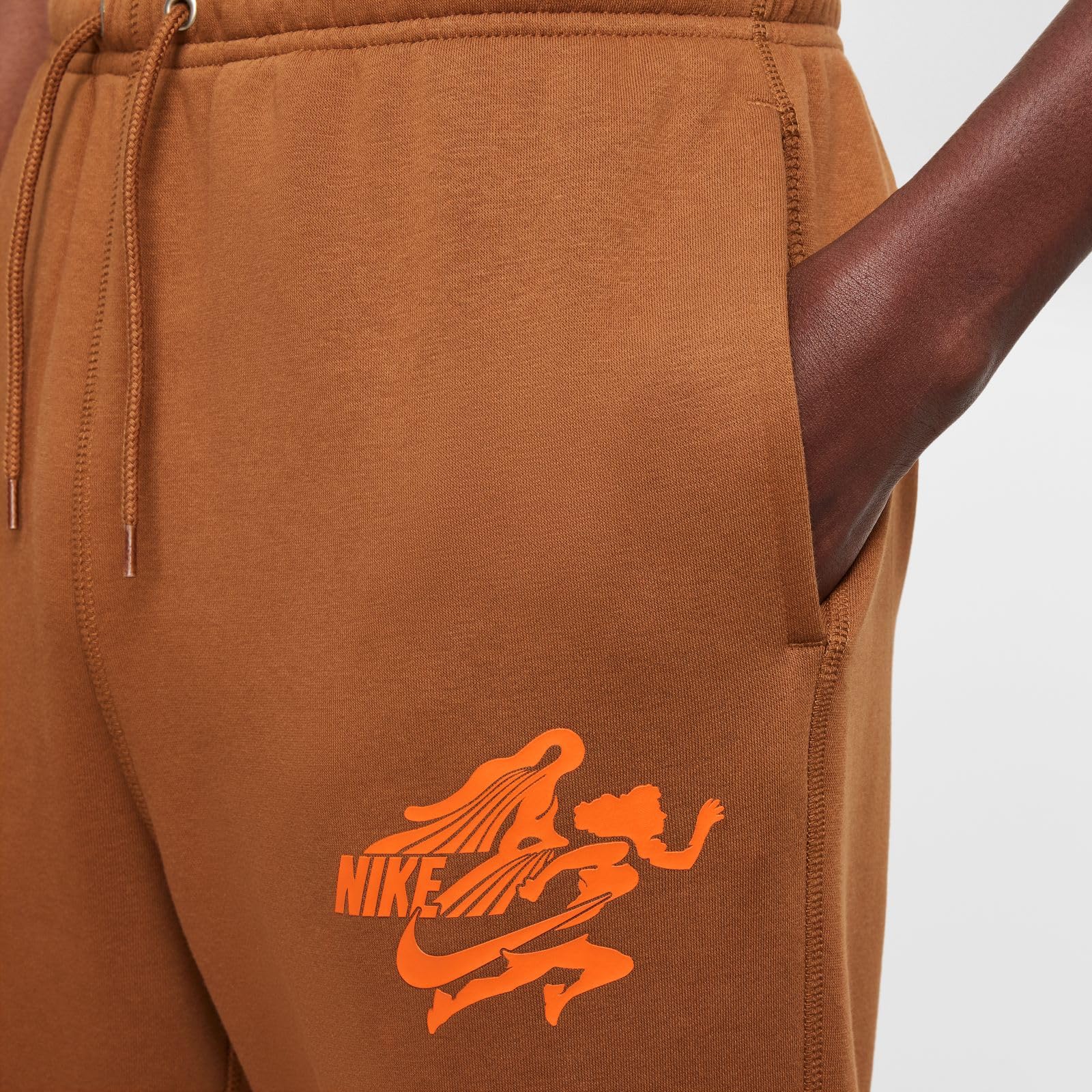 Nike Sportswear Club Męskie spodnie dresowe Lt British Tan/Safety Orange, FZ0907-281, M