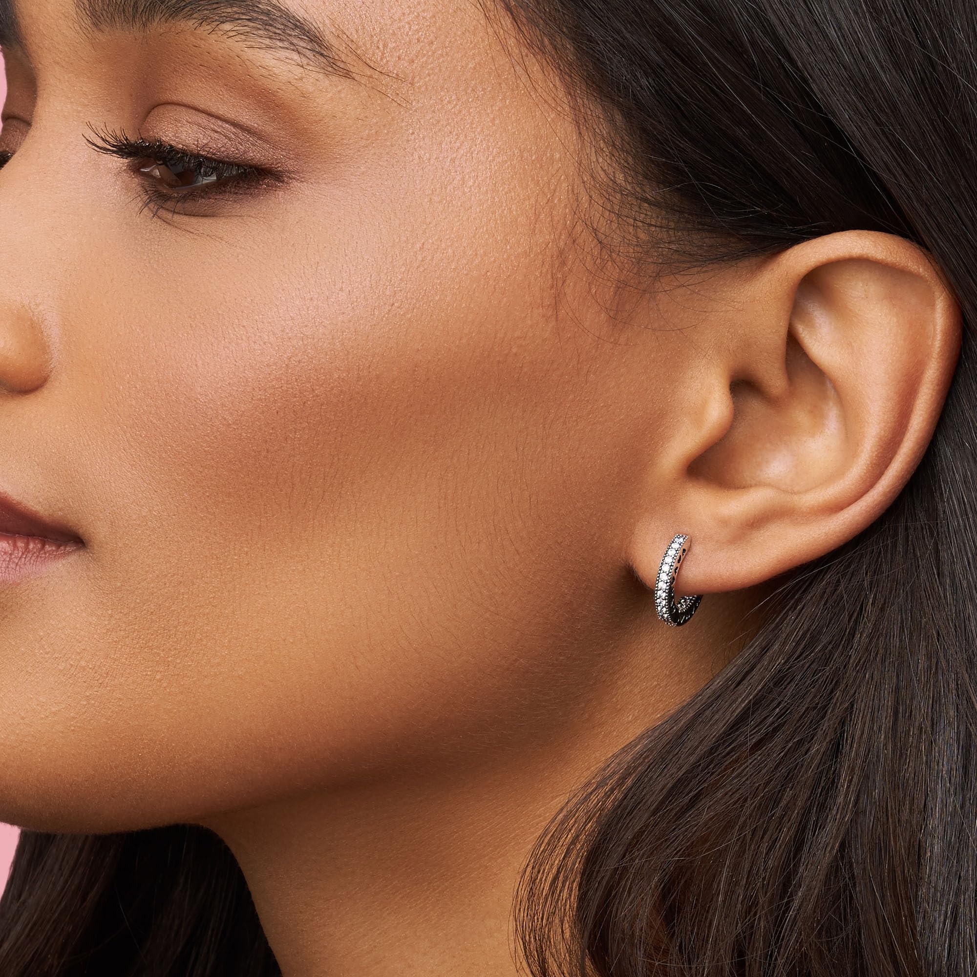 PANDORA Signature Pendientes de aro con forma de corazón y engaste pavé
