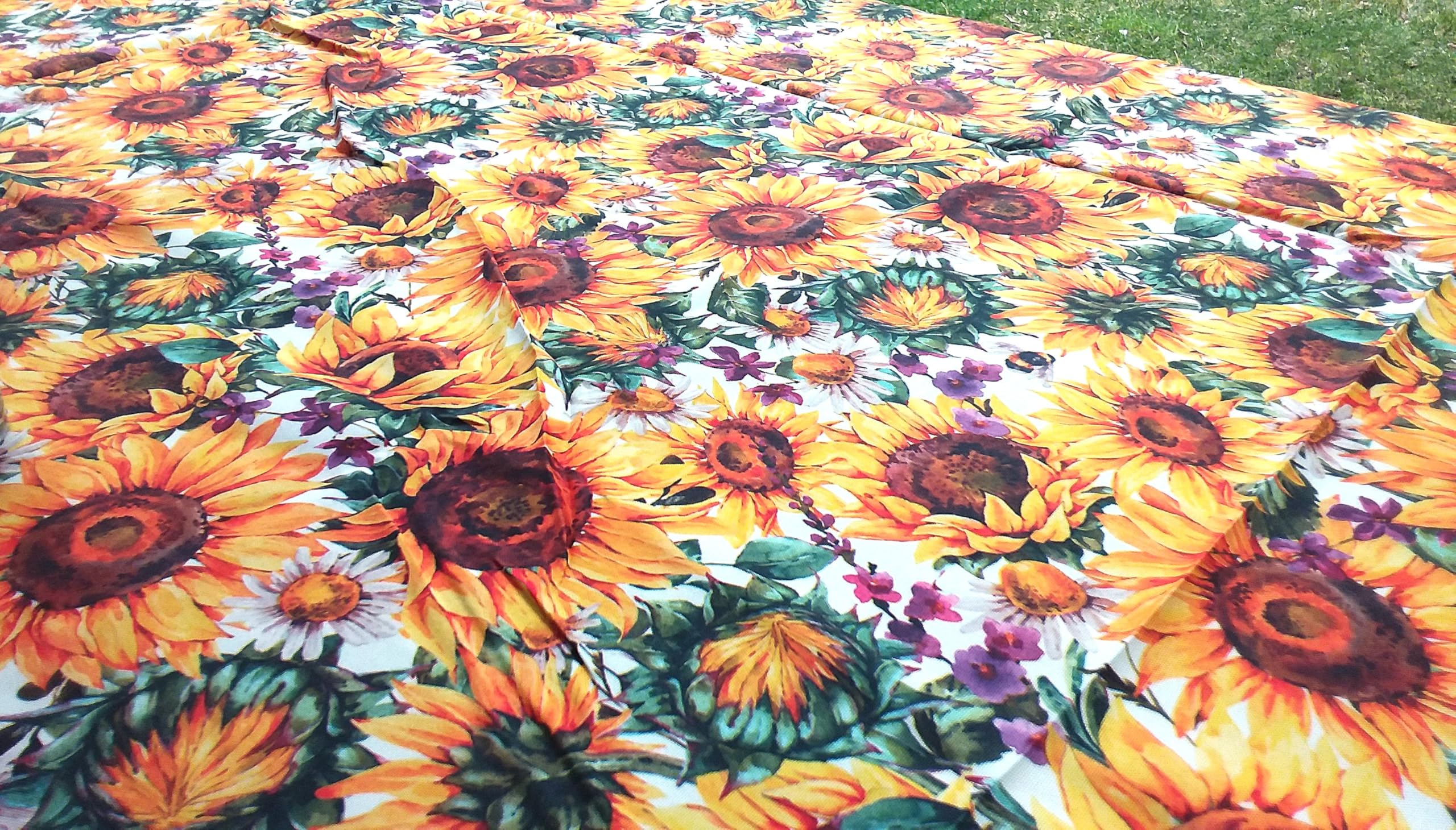 Nappe rectangulaire anti-taches fantaisie tournesols et fleurs colorées. 100 % hydrofuge. Toutes les dimensions ne sont pas repassées