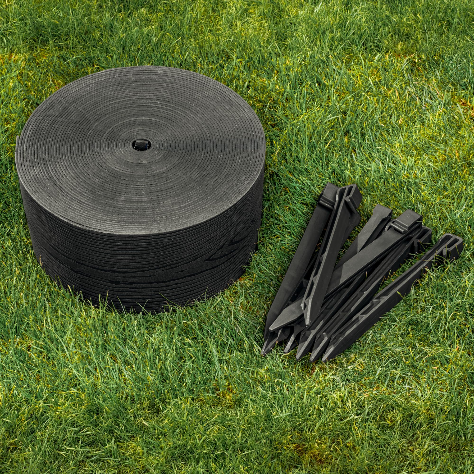 UNIGARDIA Bordure de Jardin Flexible 20m avec 40 piquets d'ancrage - Hauteur 13cm, Épaisseur 3mm - Bordure de Gazon en Plastique - Bordure de Pelouse résistante aux UV, Noir avec Décor en Bois