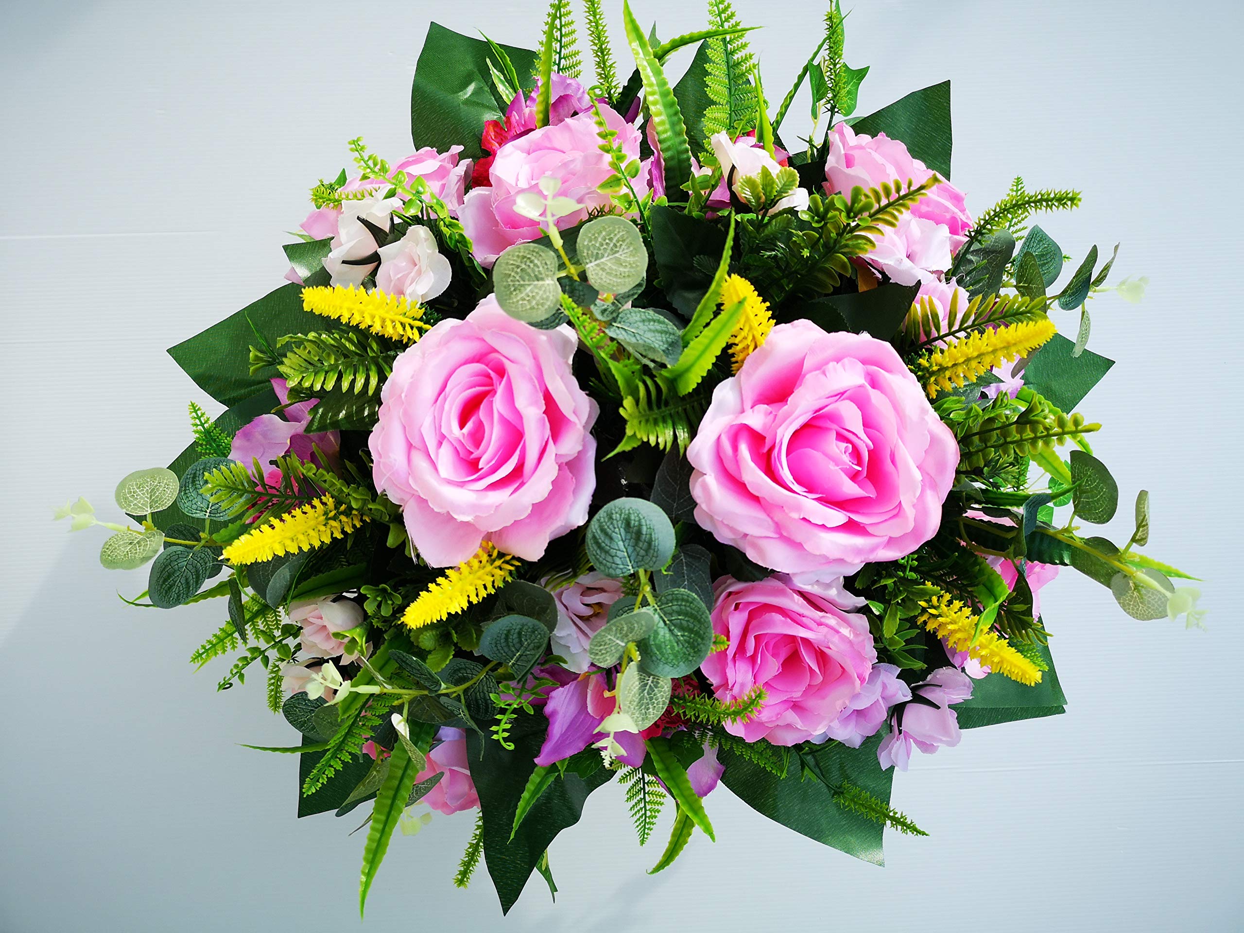 Composition de Fleurs Artificielles, Lesté Ciment pour Une Très Bonne Tenue à L' extérieur, Réalisé par Nos Soins, Les Fleurs sont De Très Bonne Qualité.