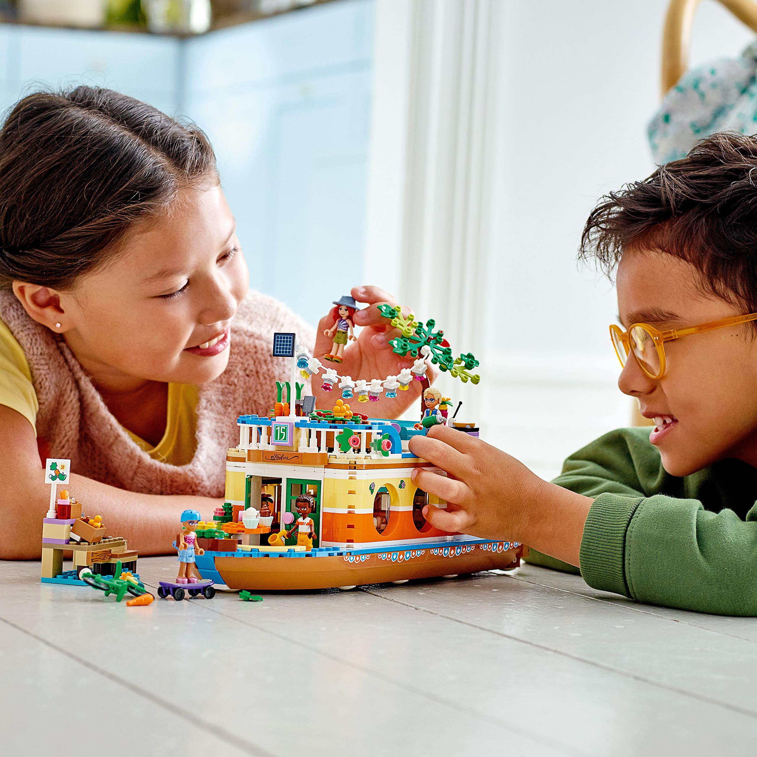 LEGO 41702 Friends La Peniche, Giocattolo Barca per Bambini dai 7 Anni con Giardino, 4 Mini Bambole, Figure Animali, Set Natura