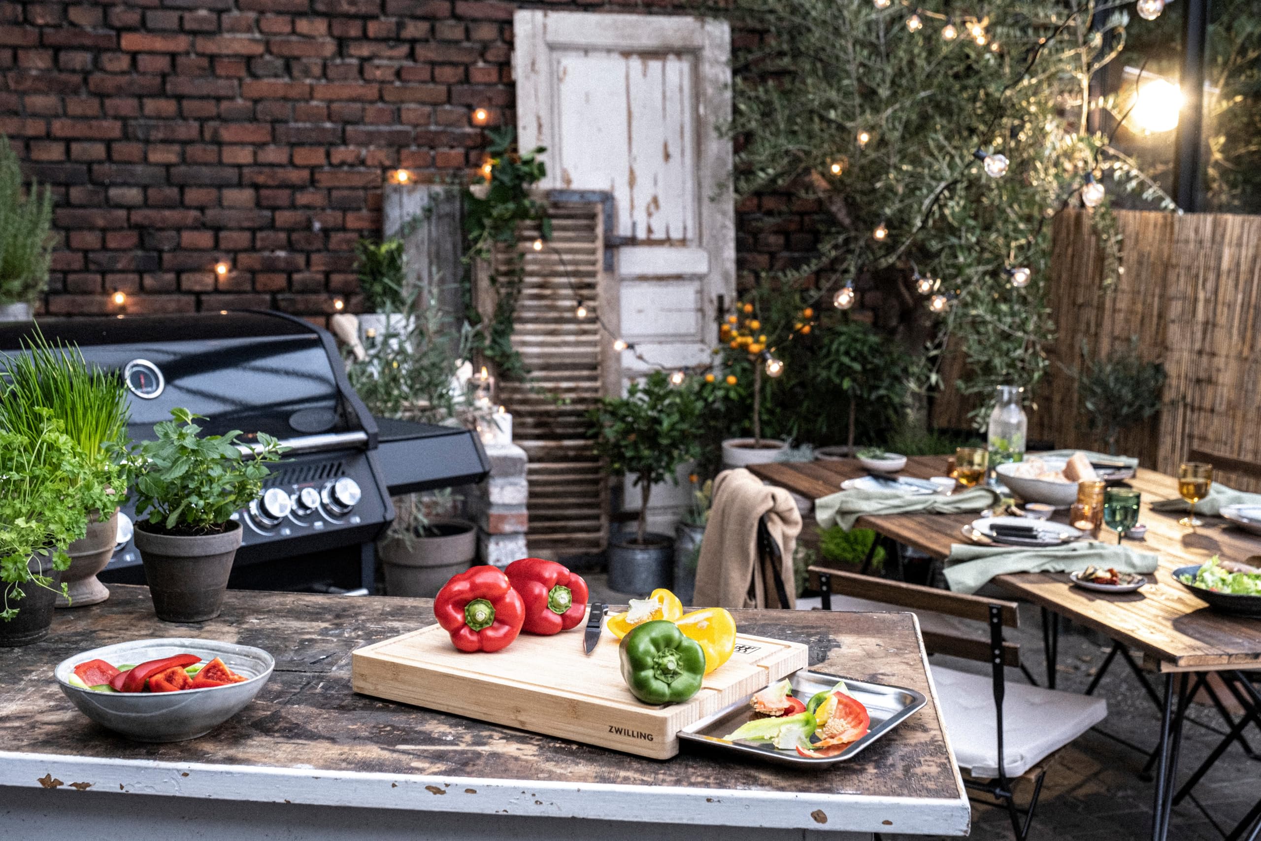 ZWILLING BBQ+ Schneidbrett mit Auffangschale, Saftrille, 39 x 30 x 5 cm, FSC-zertifizierter Bambus, Schale aus Edelstahl, Braun