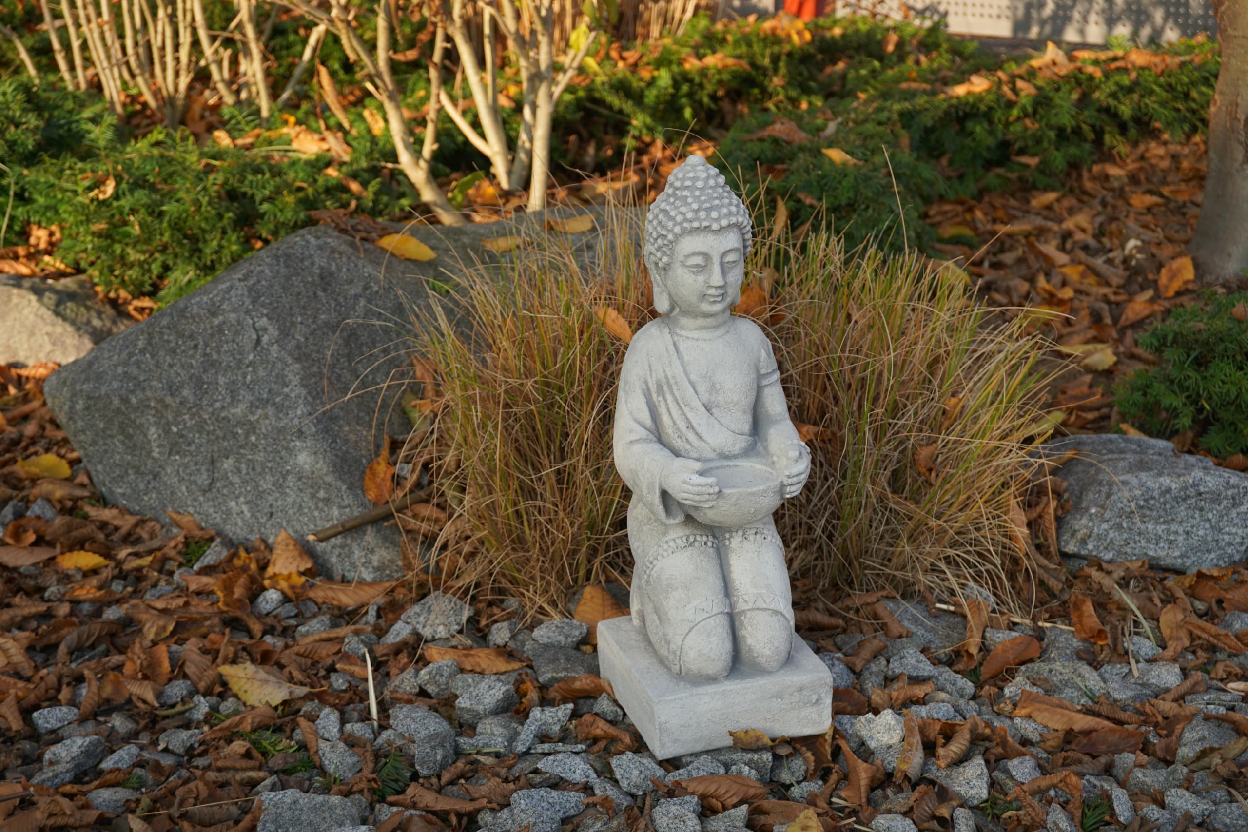 gartendekoparadies.de Buddha Statue auf einem Podest, Steinfigur aus Steinguss, Weißbeton, Frostsicher für Außenbereich, H. 43 cm, 9 kg (Grau)
