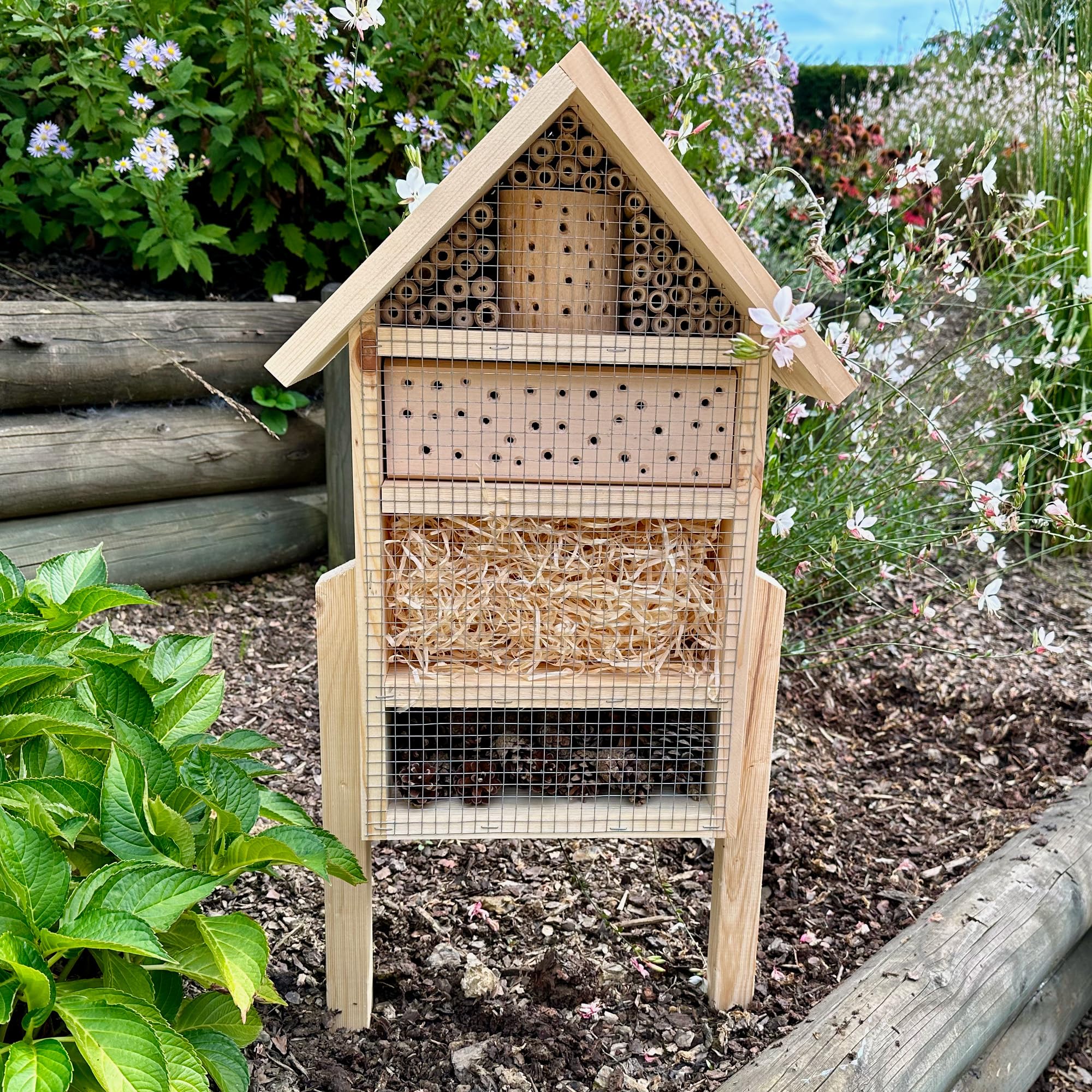 GARTENETAGE Geschenkset Insektenhotel – Nachhaltiges Insektenhotel mit Blumenwiese-Saatgutmischung Gartenliebhaber – Natürliche Materialien, fertig montiert, mit Holzpfählen