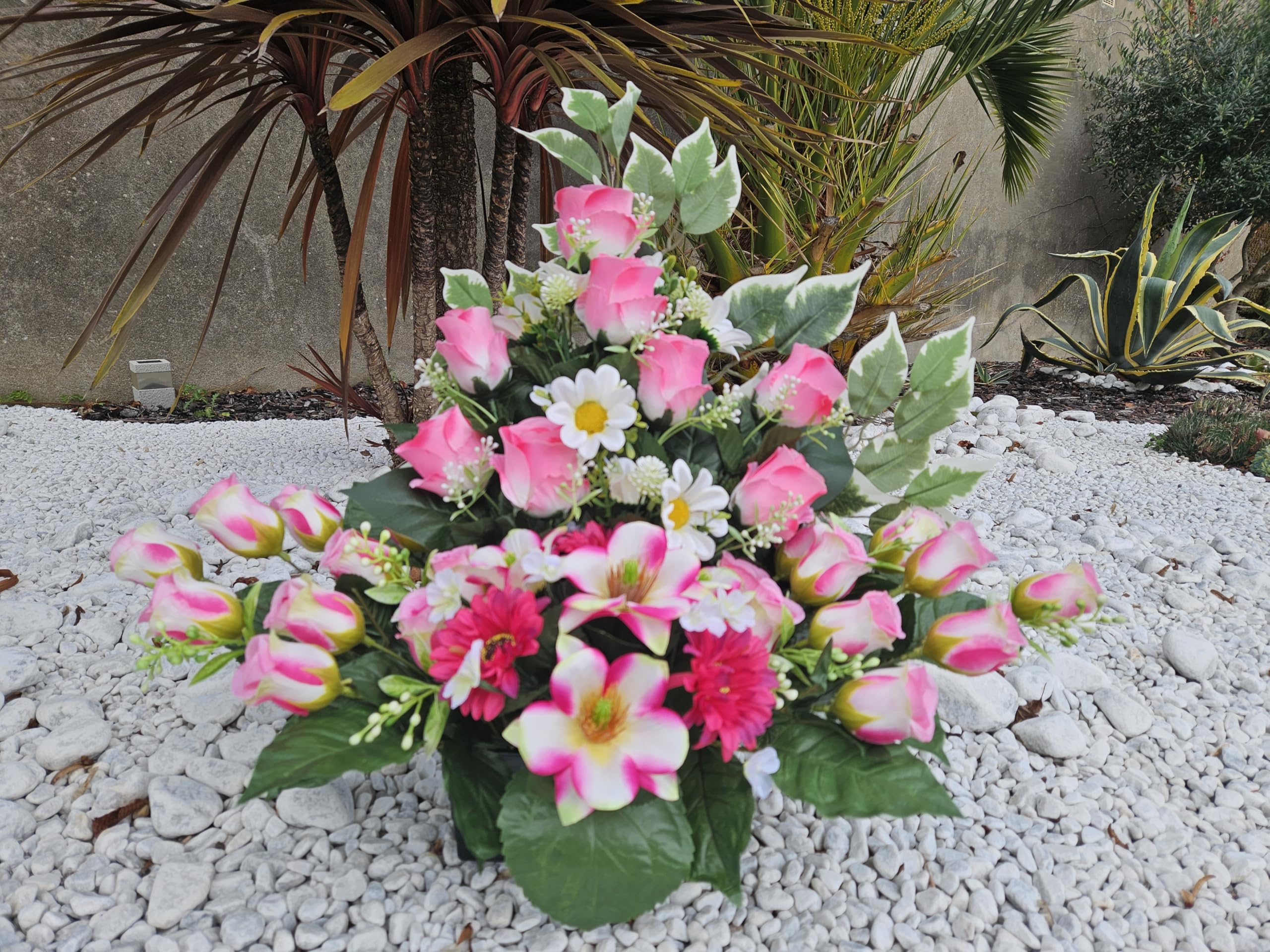 Composition de Fleurs Artificielles Lesté Ciment, pour Une Parfaite Tenue à L' Extérieur. Réalisé par nos Soins. Fleurs de Qualité.