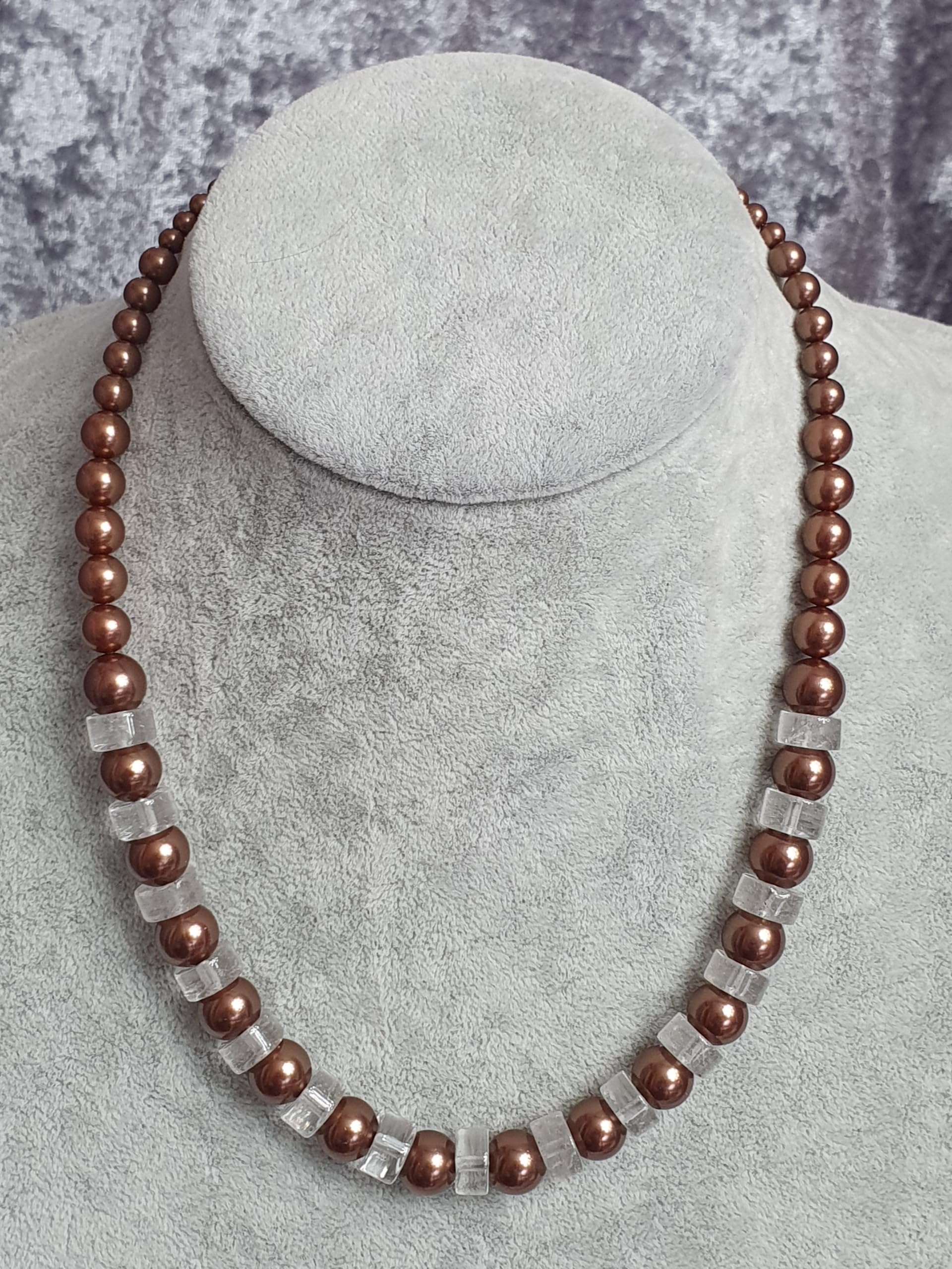 Generisch IohanaSchmuck Collier aus Edelsteinen, Bergkristall-Halskette mit Muschelkernperlen Bronze und Silberelementen, handmade in Munich, handgemacht