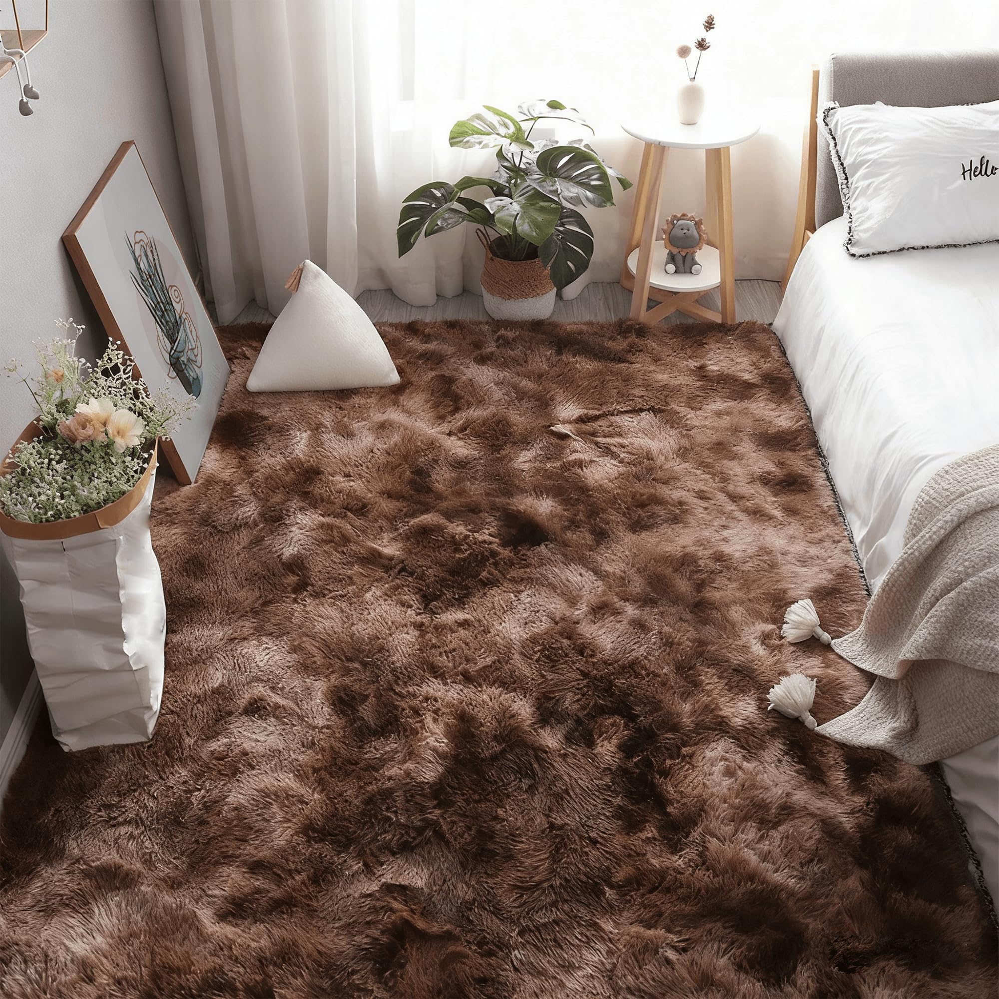 Tapis shaggy long poil marron pour créer un salon cocooning et chaleureux