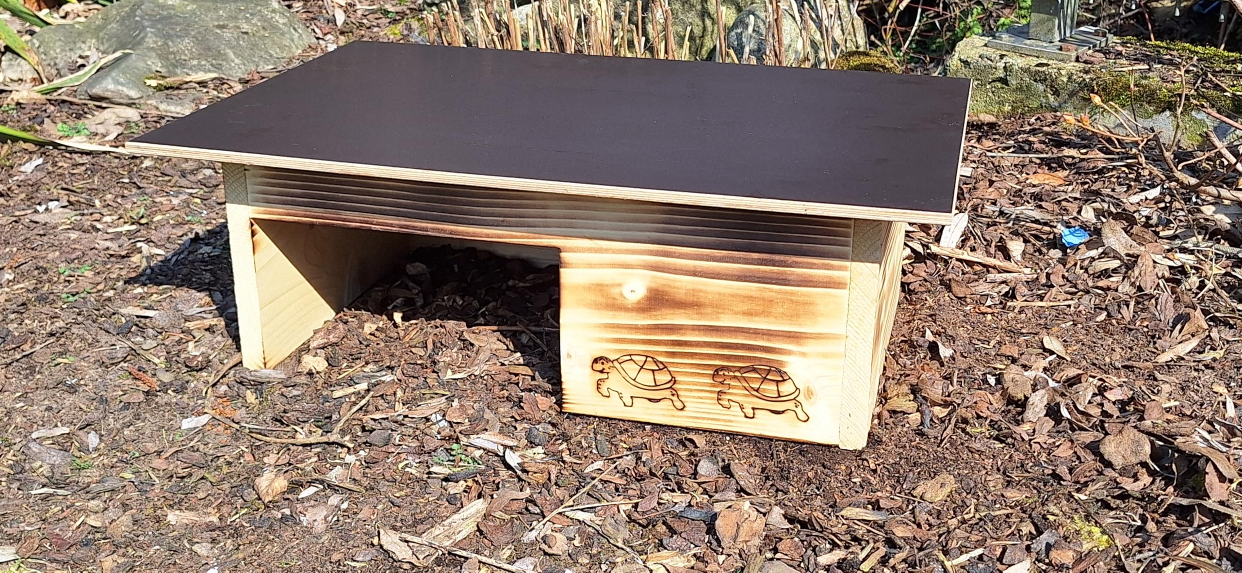 Maison de tortue de qualité supérieure (SH11) en bois massif de 20 mm - Résistante aux intempéries avec fond et porte - Ventilation réglable - Enclos pour tortues - Enclos pour tortues