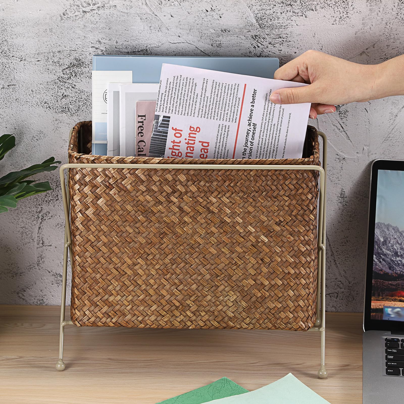 BSTKEY Revistero de hierba marina natural con asas, soporte rectangular de mimbre para periódicos, organizador de documentos con marco de metal para oficina, baño, sala de estar