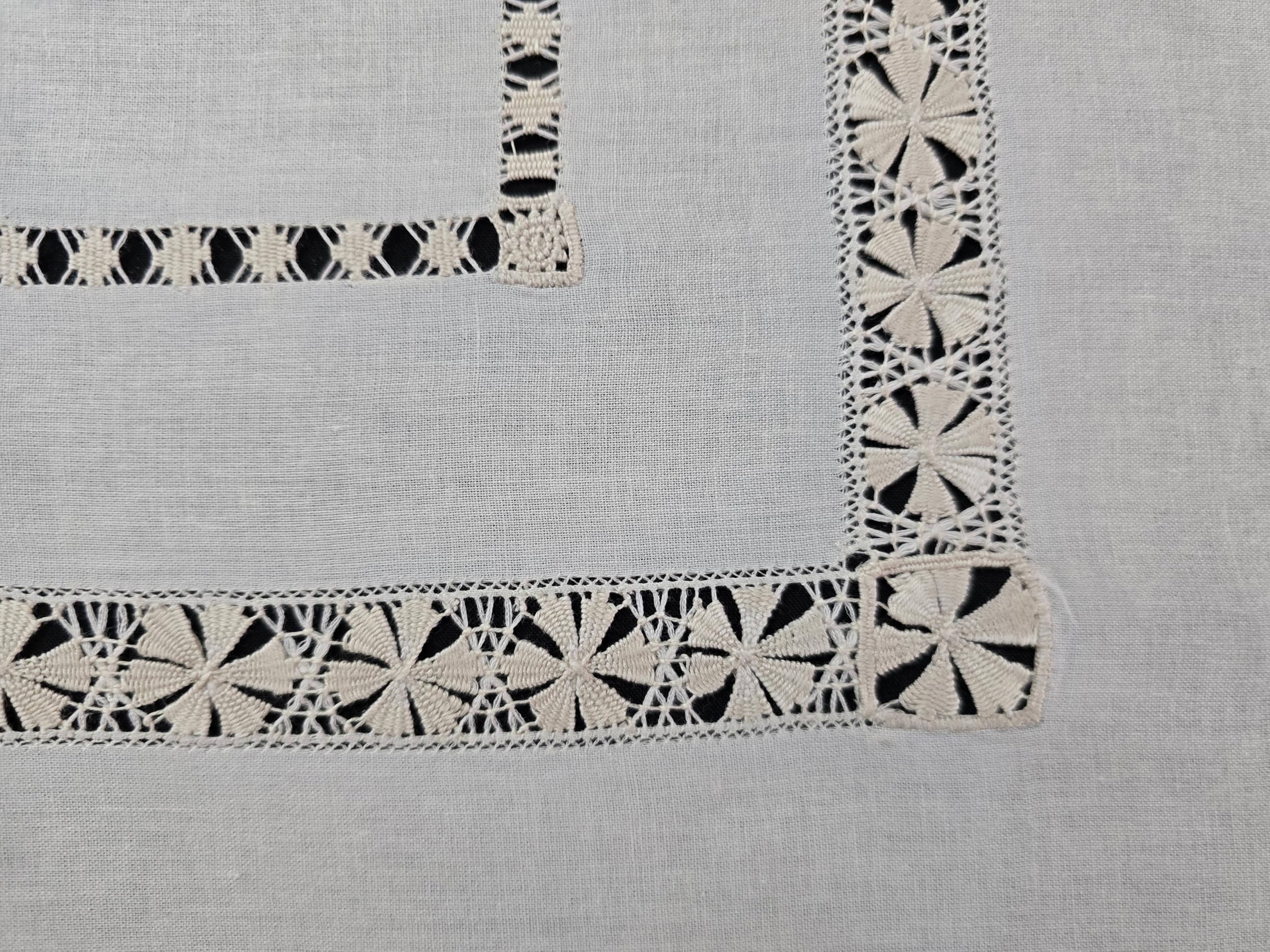 Camino de mesa de mezcla de lino y algodón con bordado de lirio a mano, 42 x 112 cm