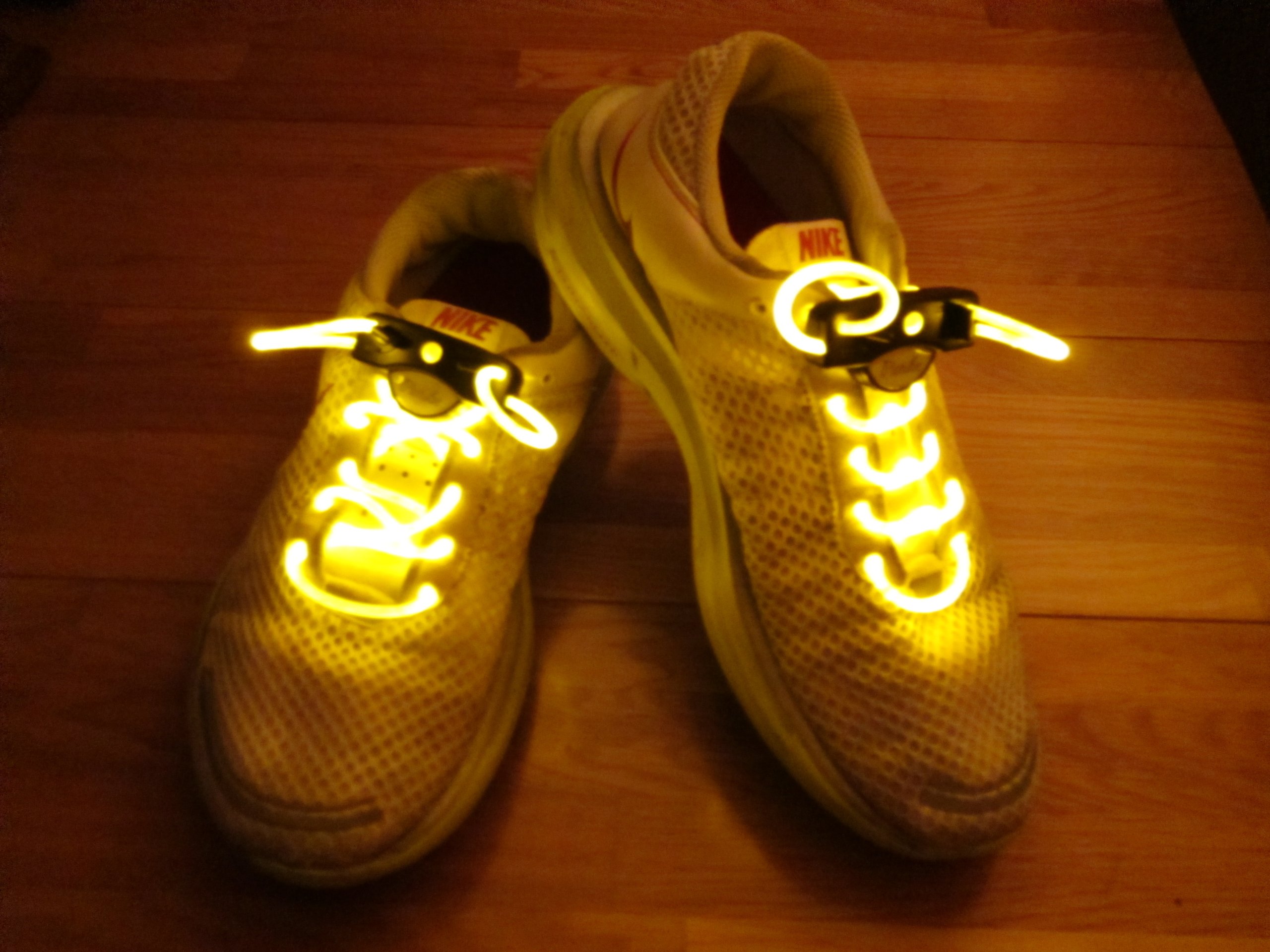 Amazon.co.jp: 【光る靴ひも】フラッシュ ストリング（イエロー） LED