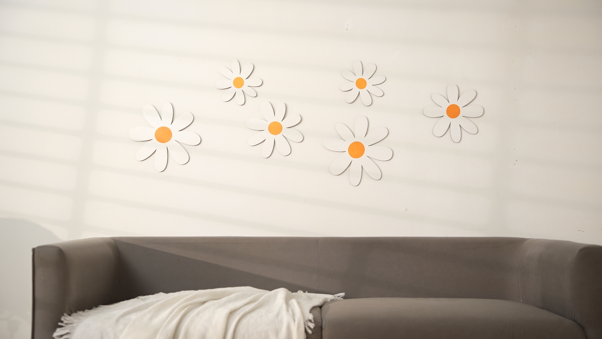 Barydat 6 Pcs Boho Nursery Decor Daisy Flower Woven Macrame Wall Hanging 3 Size Daisy Flower Wall Decor Bohemian Nursery Decorations For Home Dorm Art(Classic Color